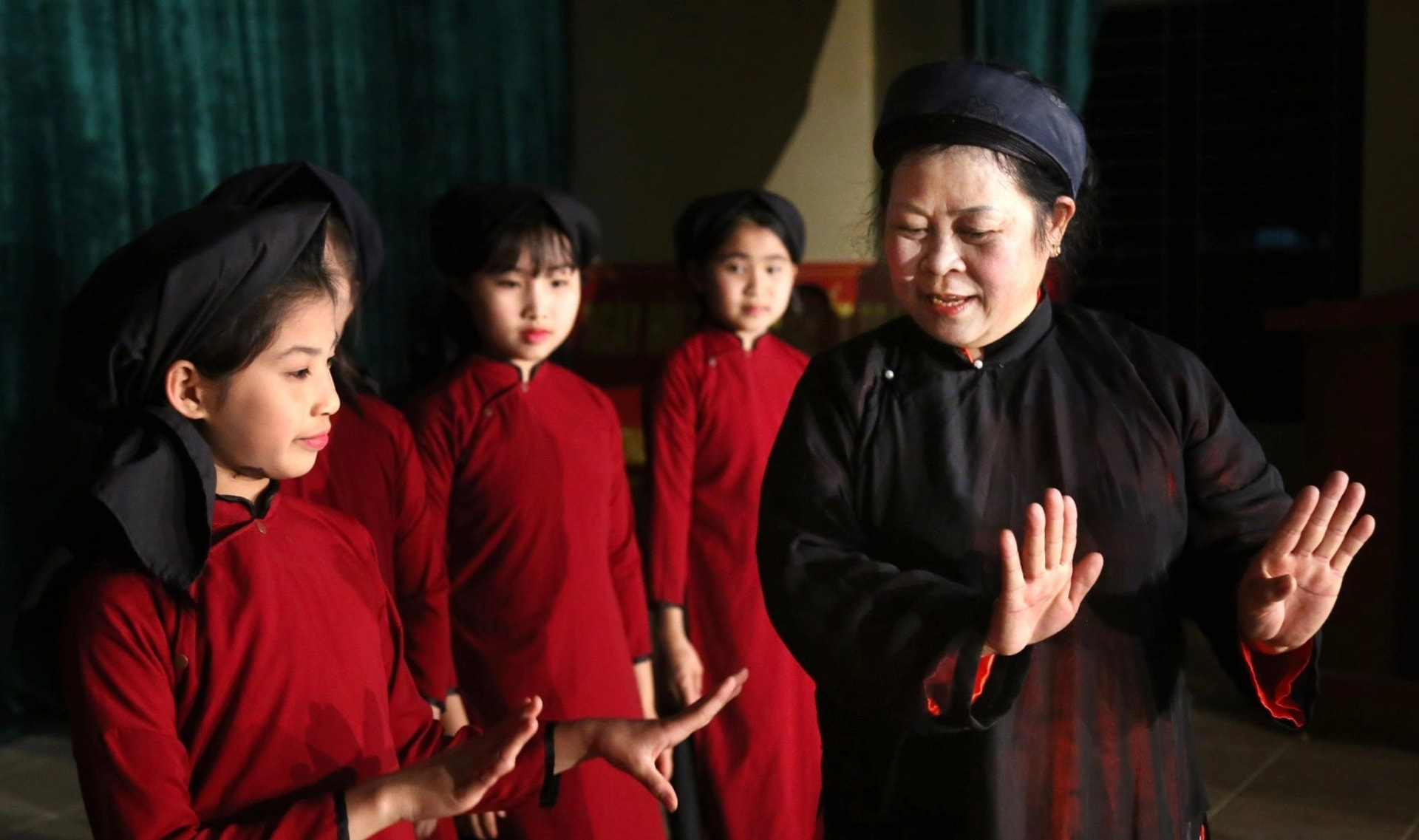 Nghệ nhân là những ''báu vật nhân văn sống'', quan tâm đến nghệ nhân chính là cách để bảo tồn và phát huy giá trị di sản văn hóa phi vật thể (Ảnh minh họa - Phụ nữ Việt Nam)