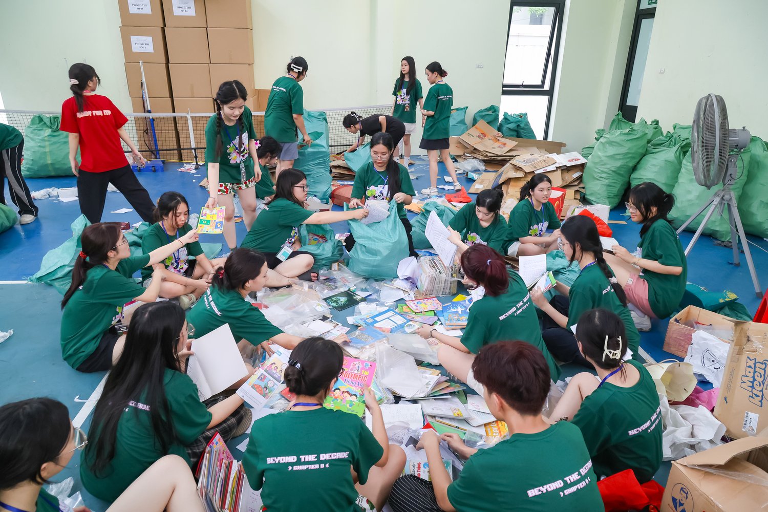 Hơn 6 tấn giấy, 486kg sách truyện, 3 tấn quần áo cũ cùng 117,5kg chai đã được tiến hành thu gom trong 2 ngày diễn ra sự kiện Lượm đây 2025