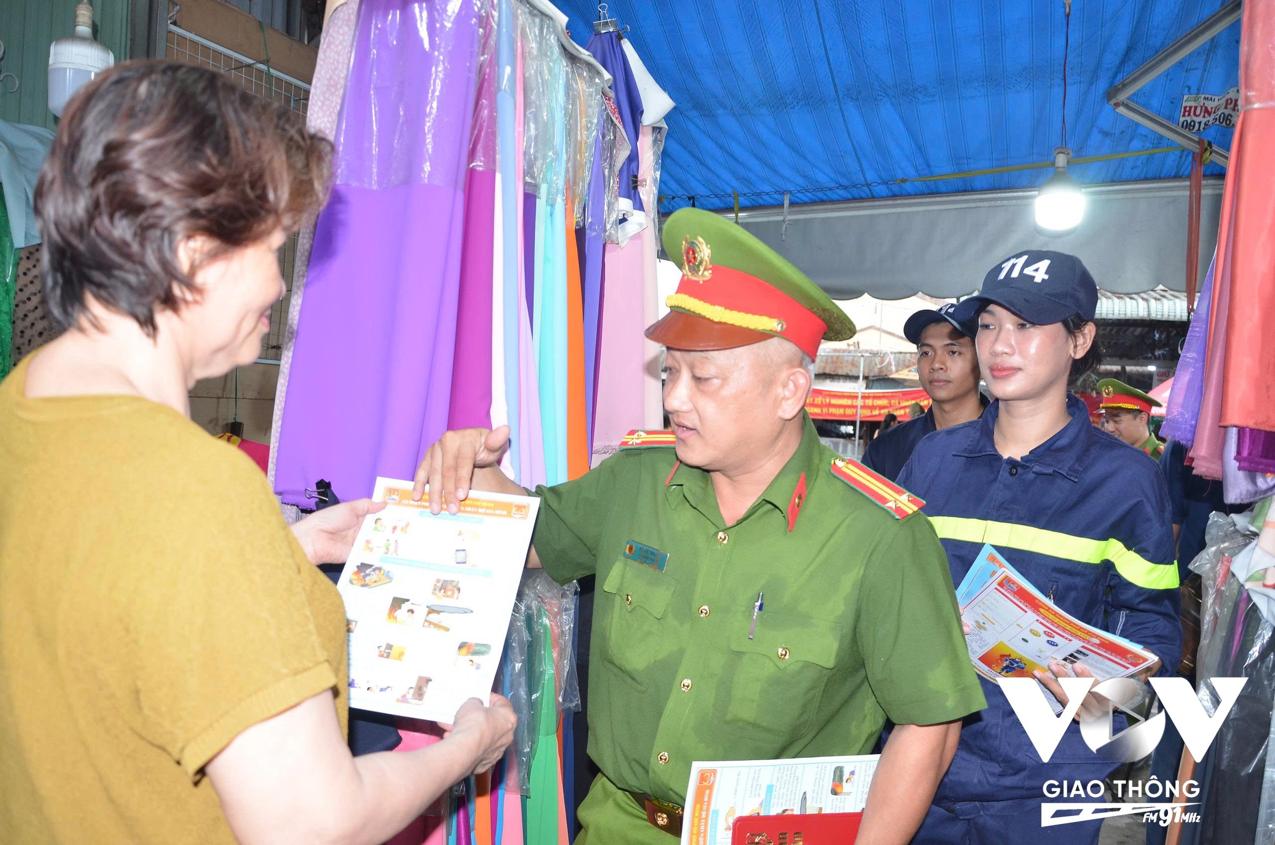 Cán bộ chiến sĩ phát tờ rơi tuyên truyền, phổ biến kiến thức và kỹ năng về phòng cháy, chữa cháy, cứu nạn, cứu hộ, đặc biệt là những điểm mới của Luật Phòng cháy và chữa cháy và Cứu hộ 2024.