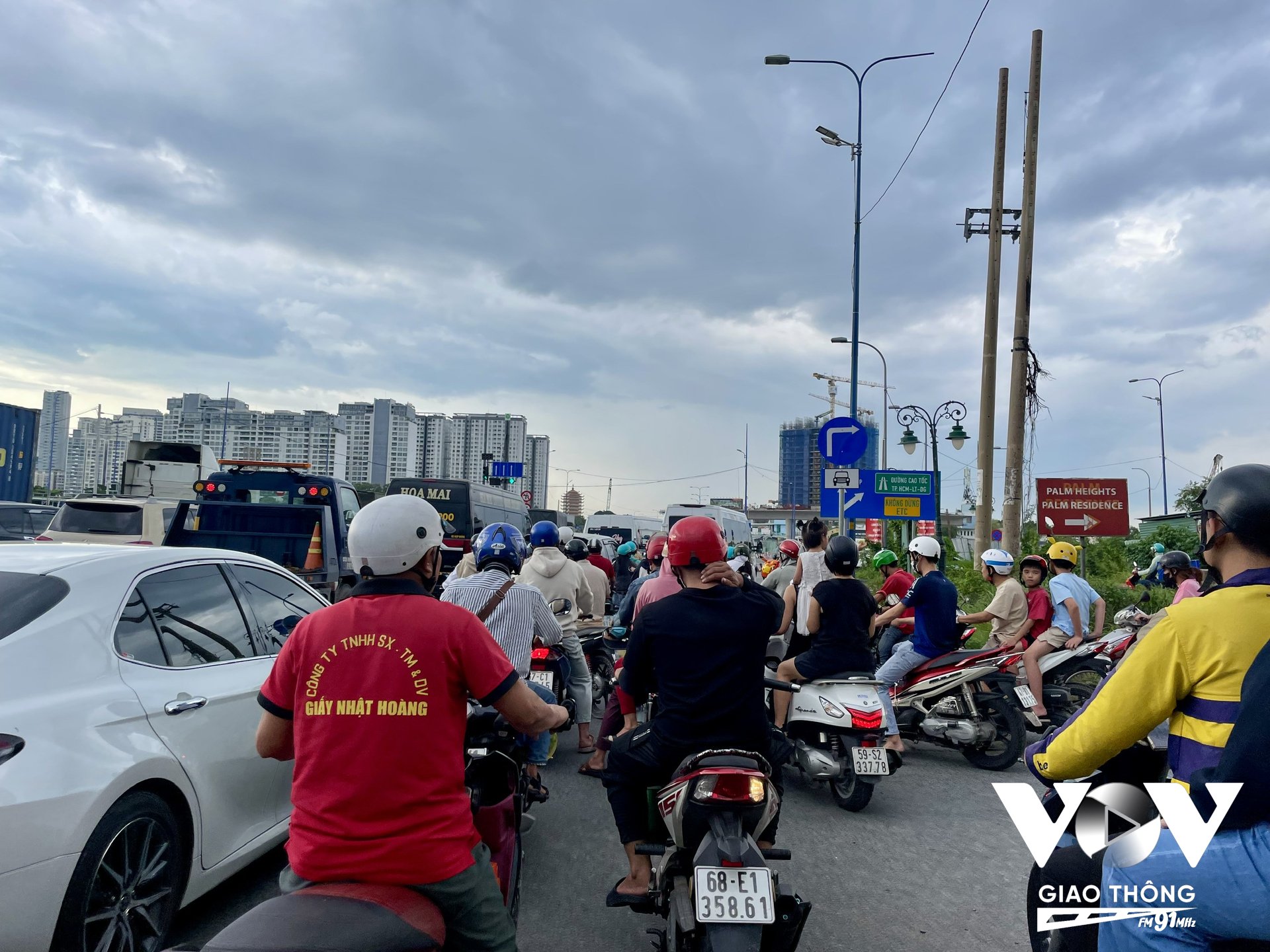 Dòng phương tiện từ các hướng Mai Chí Thọ, Lương Định Của, Đồng Văn Cống và đường song hành cao tốc đổ về, quyện vào nhau thành một khối khổng lồ, đặc quánh và gần như bất động.