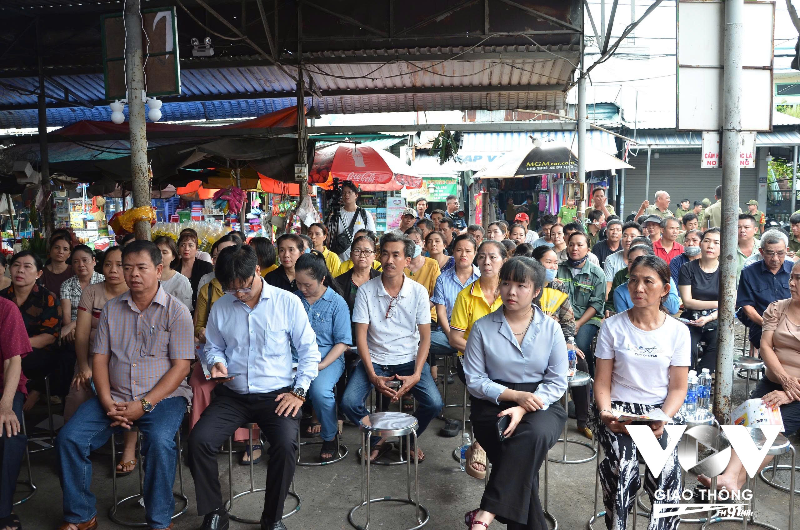 Hàng trăm tiểu thương và hộ kinh doanh quanh khu vực chợ Hiệp Thành, quận 12, TP.HCM được tuyên truyền, hướng dẫn những điểm mới của Luật PCCC và CHCN