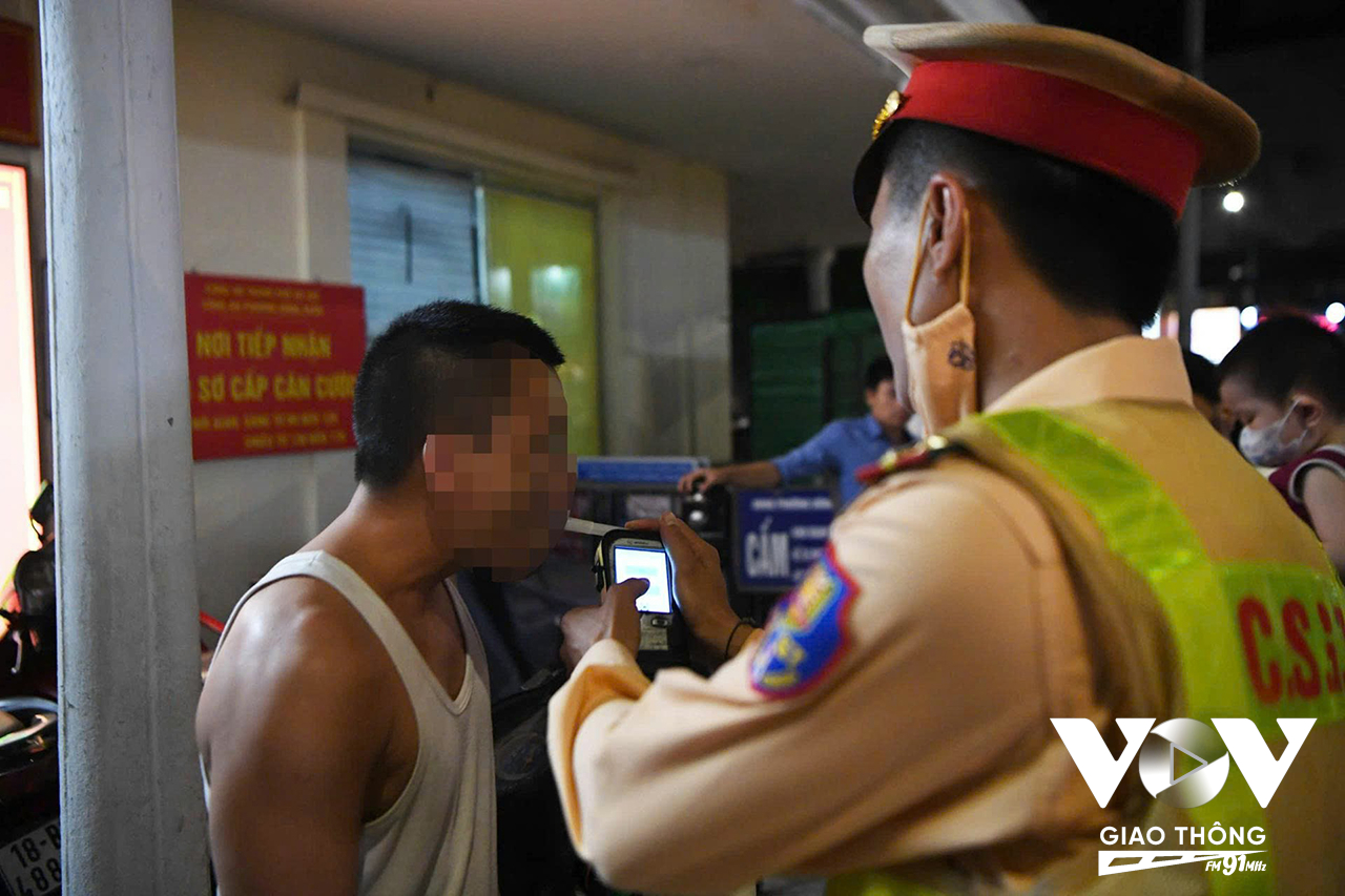 Một người đàn ông điều khiển xe chở theo vợ con tham gia giao thông nhưng trong hơi thở vẫn có nồng độ cồn.