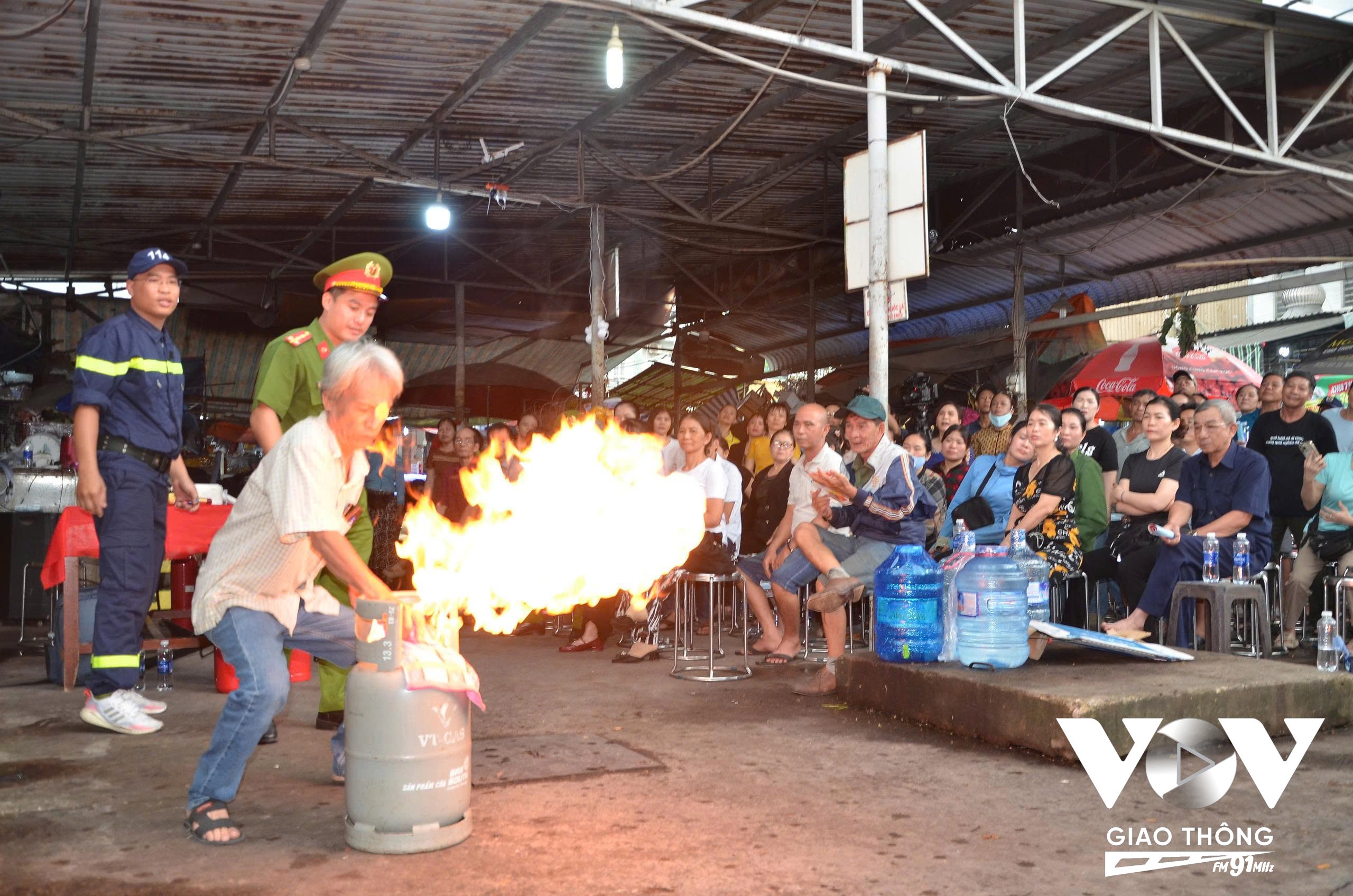 Người dân được hướng dẫn xử lý cháy nổ do rò rỉ bình gas (tình huống giả định)