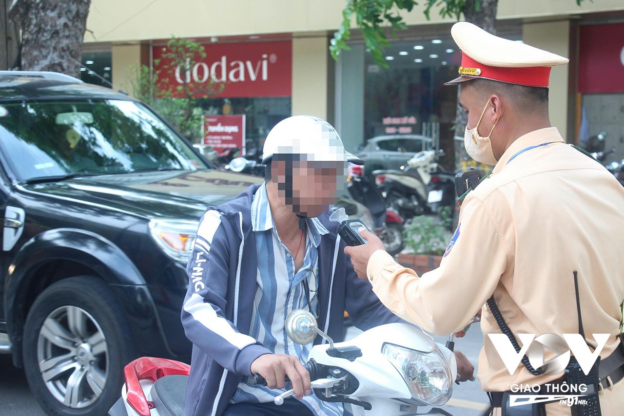 Nhằm kịp thời phát hiện các ma men, lực lượng CSGT sẽ liên tục lập các chốt kiểm tra nồng độ cồn vào các khung giờ trong ngày.
