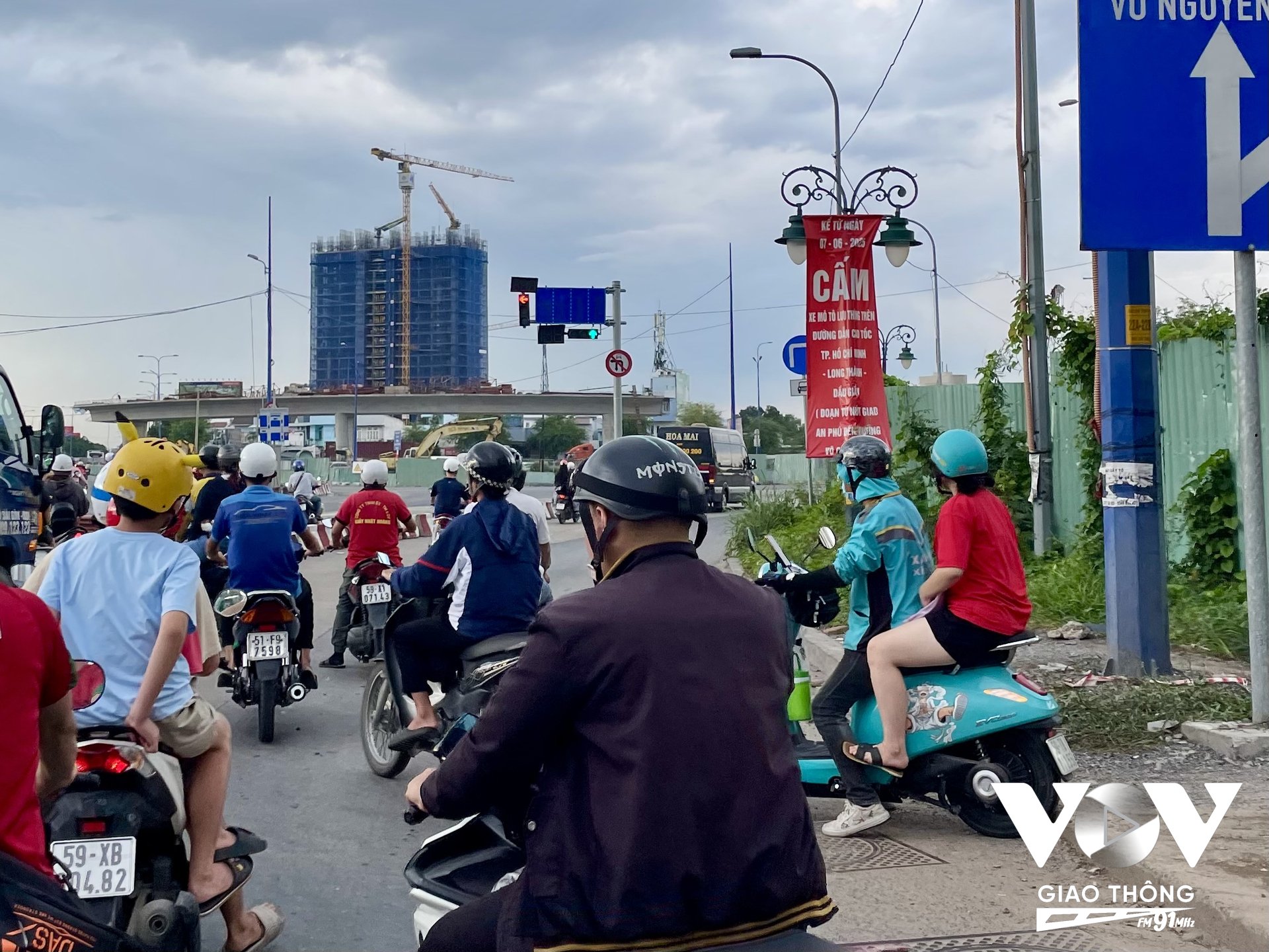 Nhiều băng rôn hướng dẫn lưu thông qua đường dẫn cao tốc được bổ sung để hướng dẫn các phương tiện