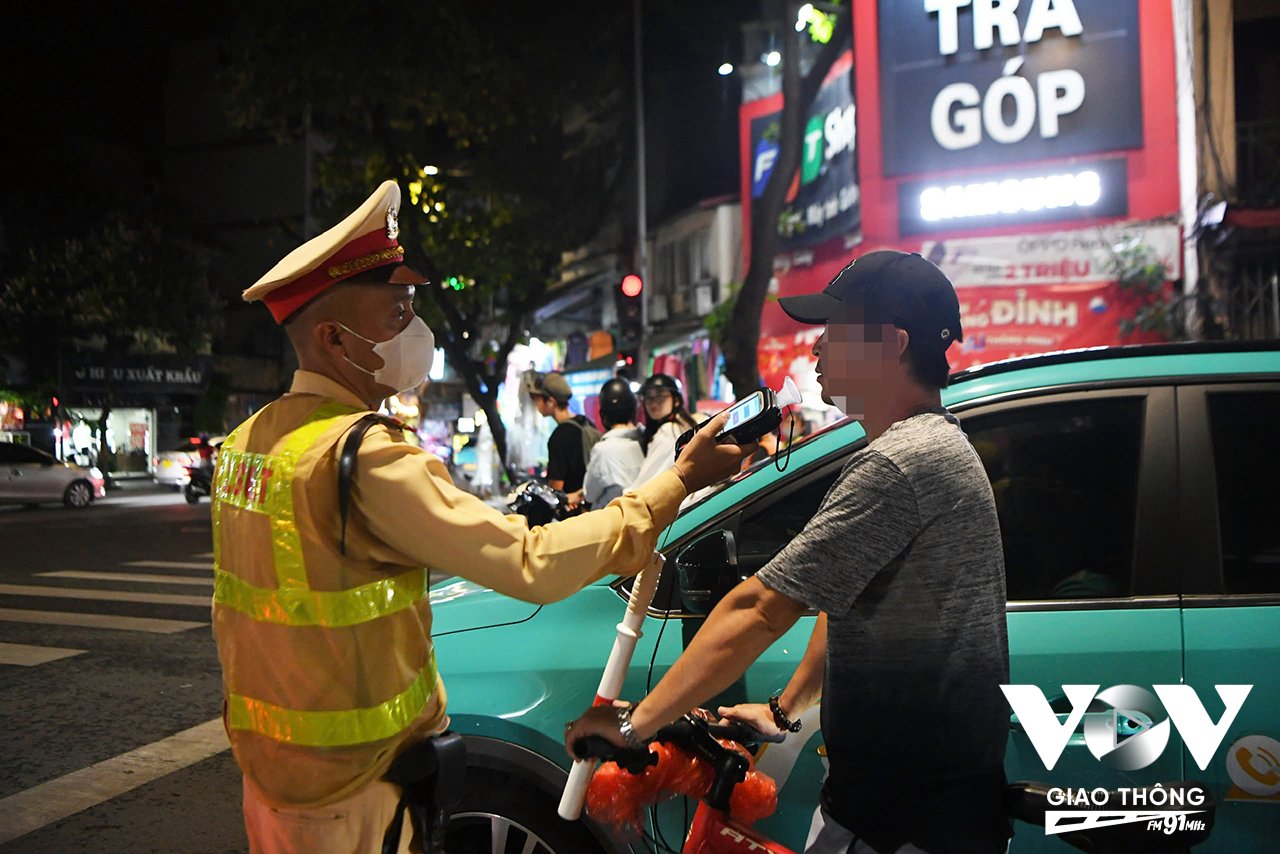 Trường hợp người điều khiển xe đạp không chịu phối hợp kiểm tra nồng độ cồn.