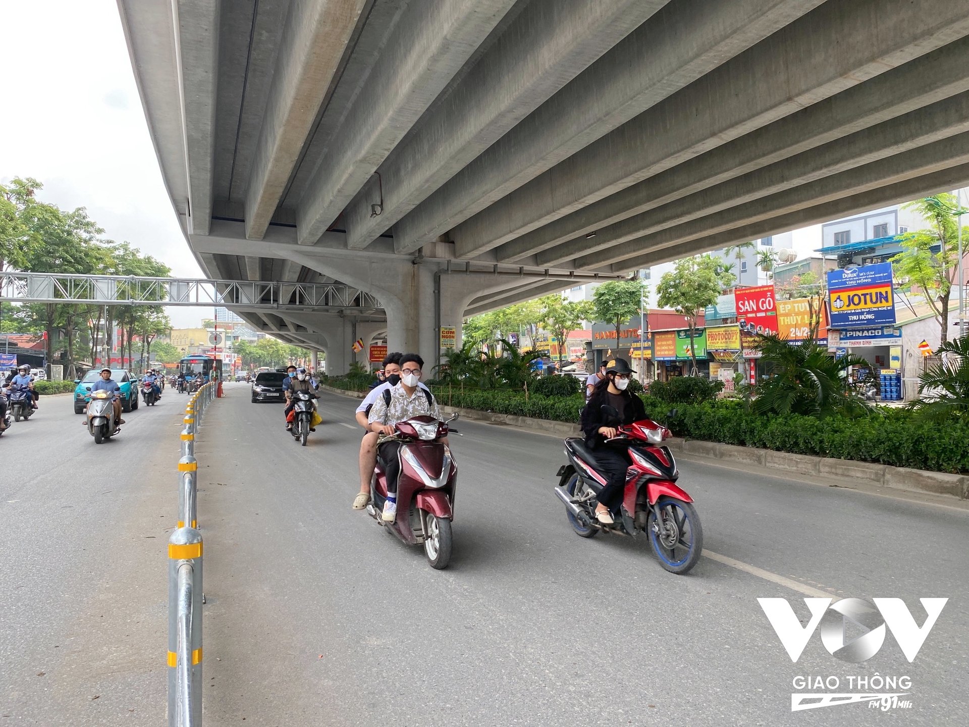 Nhiều mô tô, xe gắn máy vẫn đi vào làn ô tô trên đường Phạm Văn Đồng