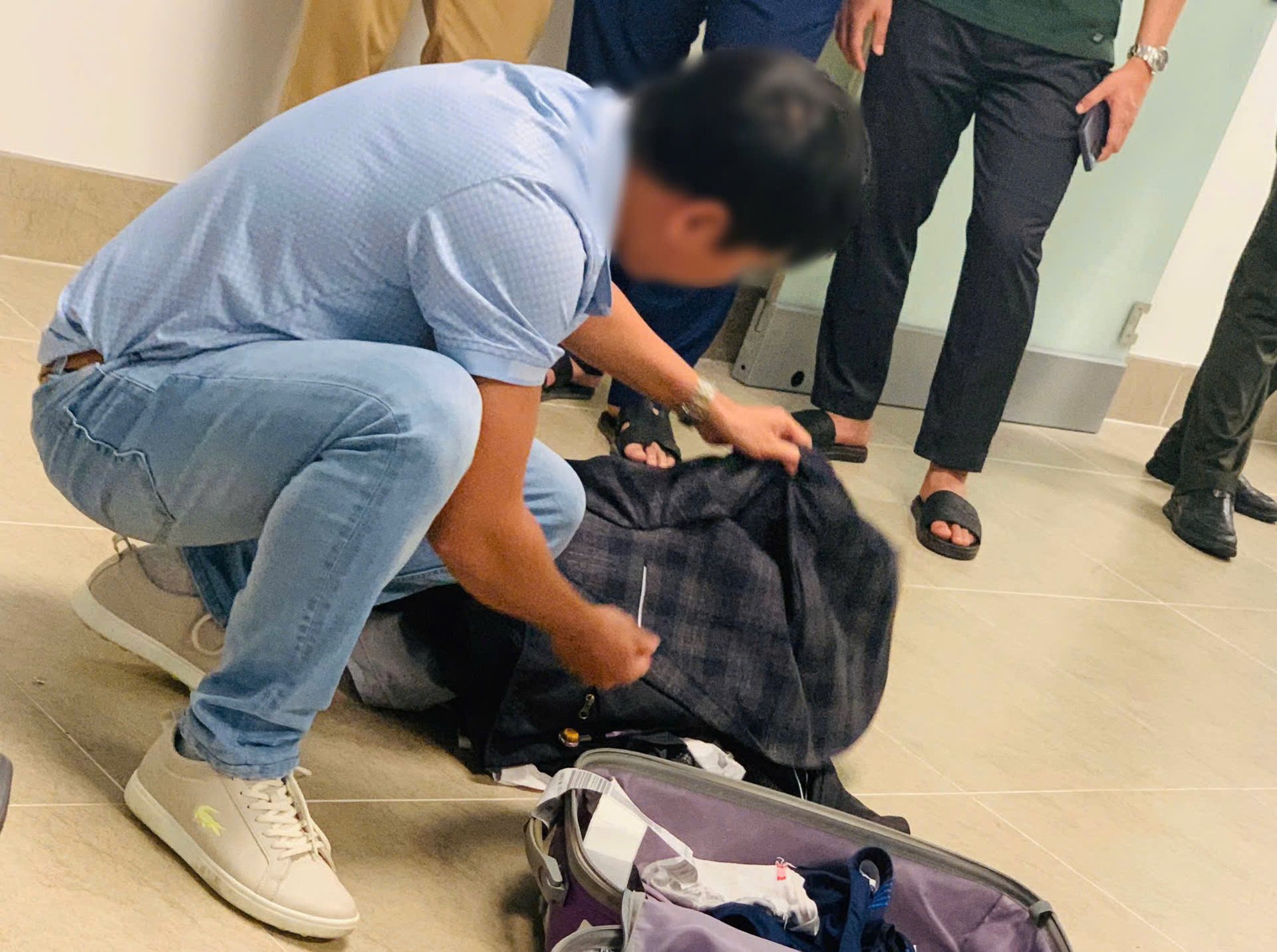 Nam hành khách quốc tịch Việt Nam bị tạm giữ để kiểm tra hành lý vì nói đùa hành lý có bom. Nguồn: CHKQT Nội Bài