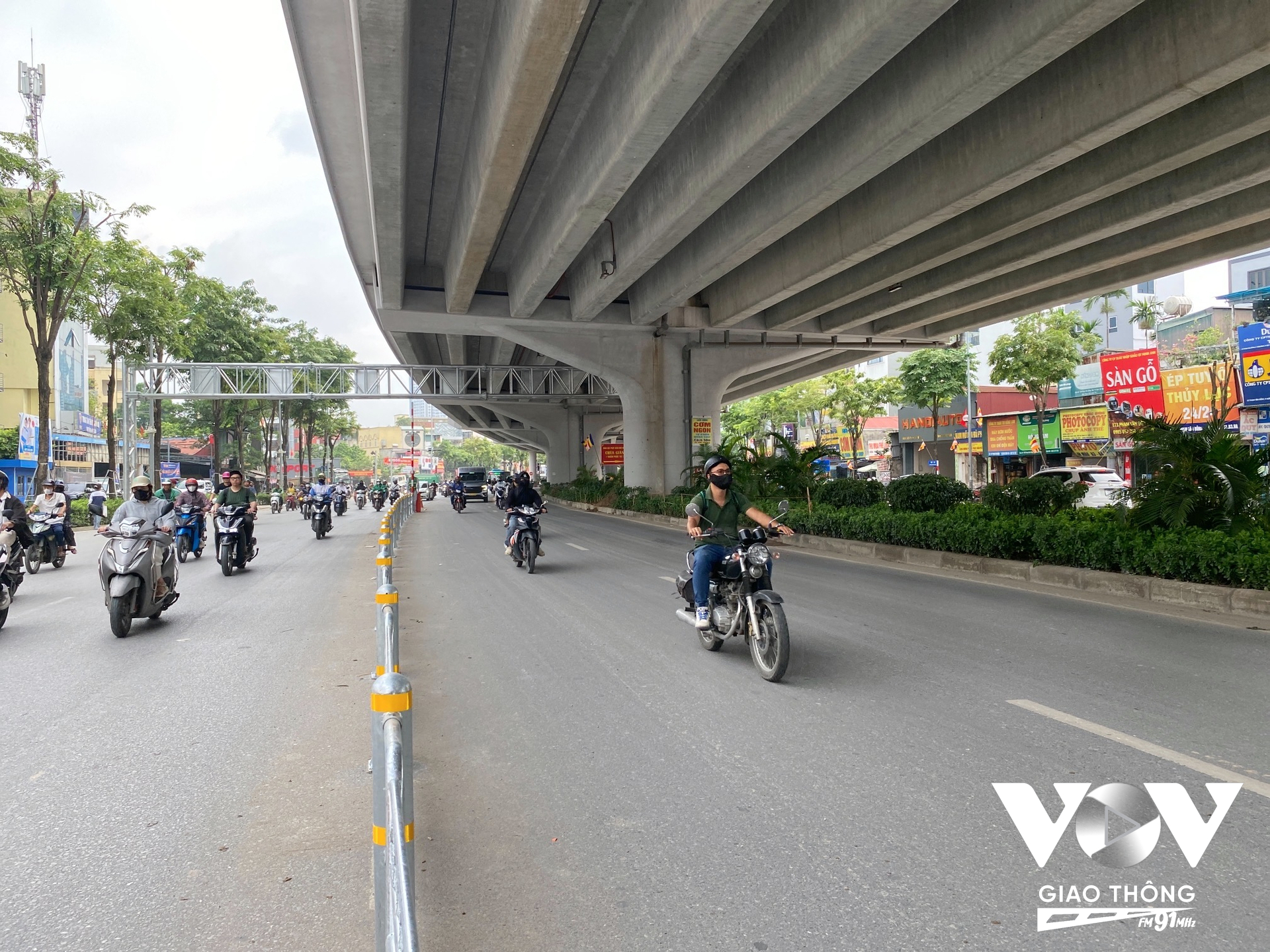 Theo đánh giá của Phòng CSGT, Công an TP. Hà Nội, việc phân làn rõ ràng sẽ giúp tách dòng phương tiện, giảm xung đột tại các điểm giao cắt