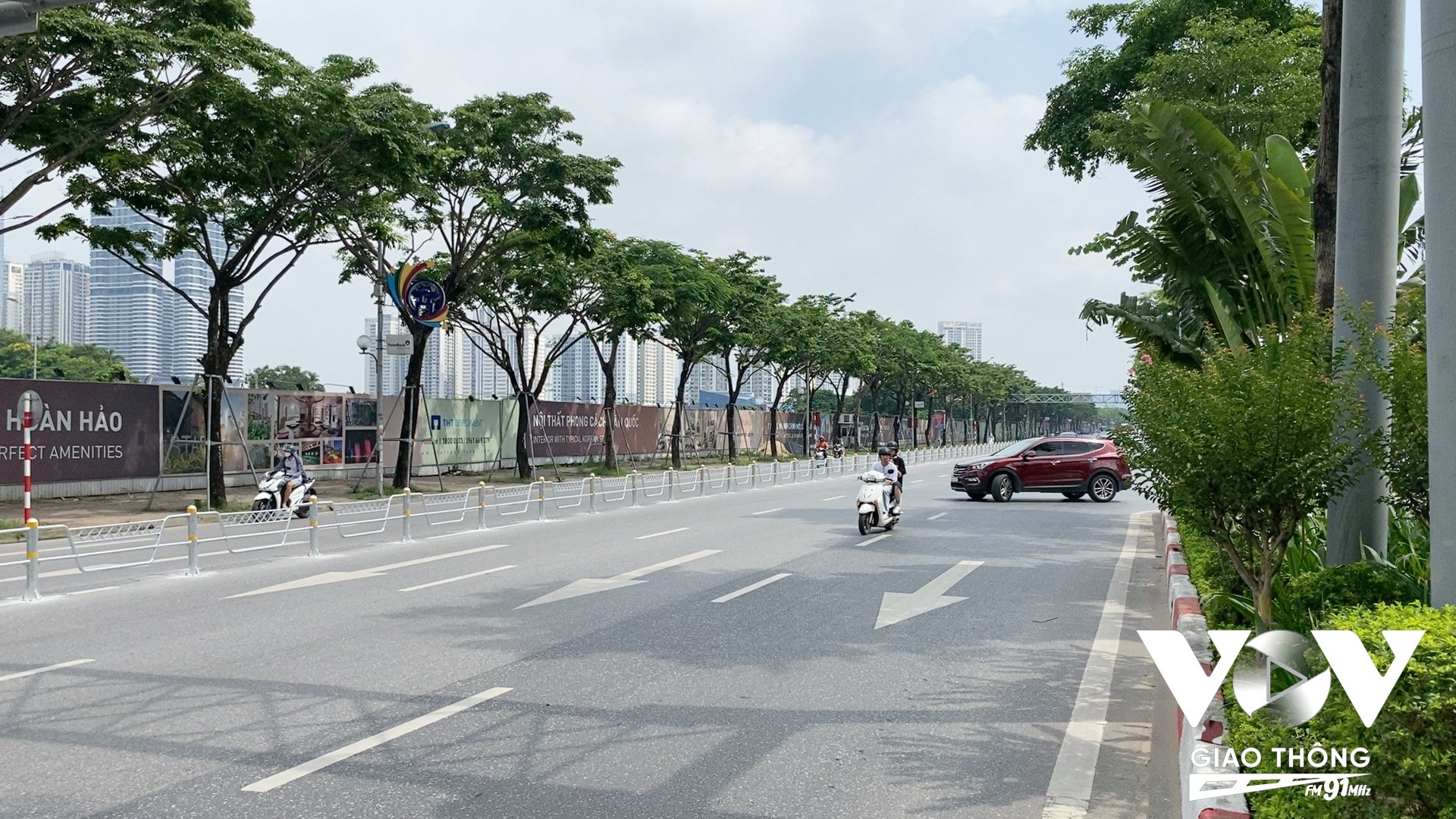 Tại điểm quay đầu trước số nhà 178 Võ Chí Công, xe máy khi quay đầu rất khó về làn hỗn hợp, dễ bị lỗi đi sai làn