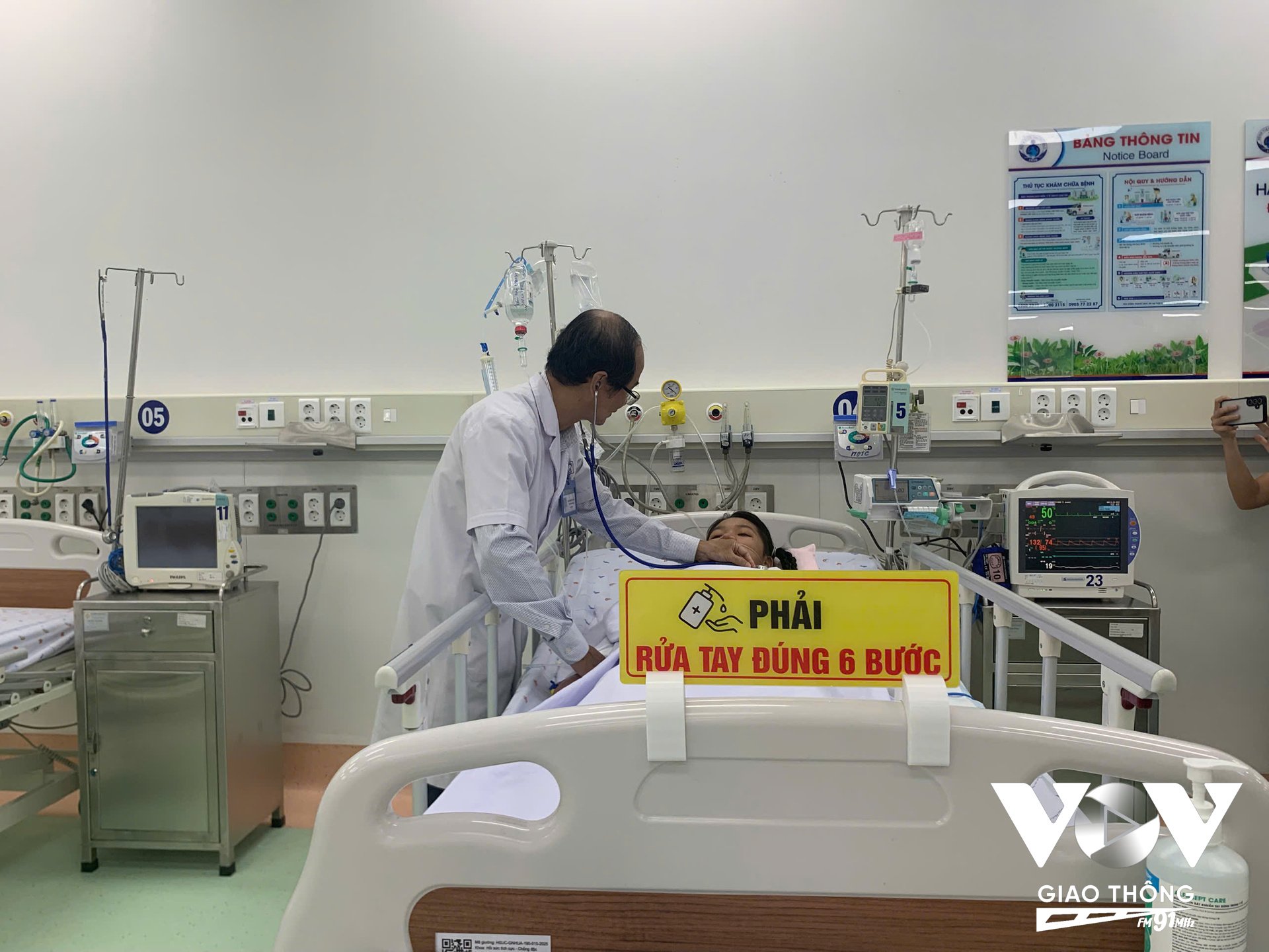 Bệnh nhi 12 tuổi ở Trà Vinh sốc sốt xuất huyết nguy kịch bác sĩ phải truyền 10 lít máu để cứu sống em
