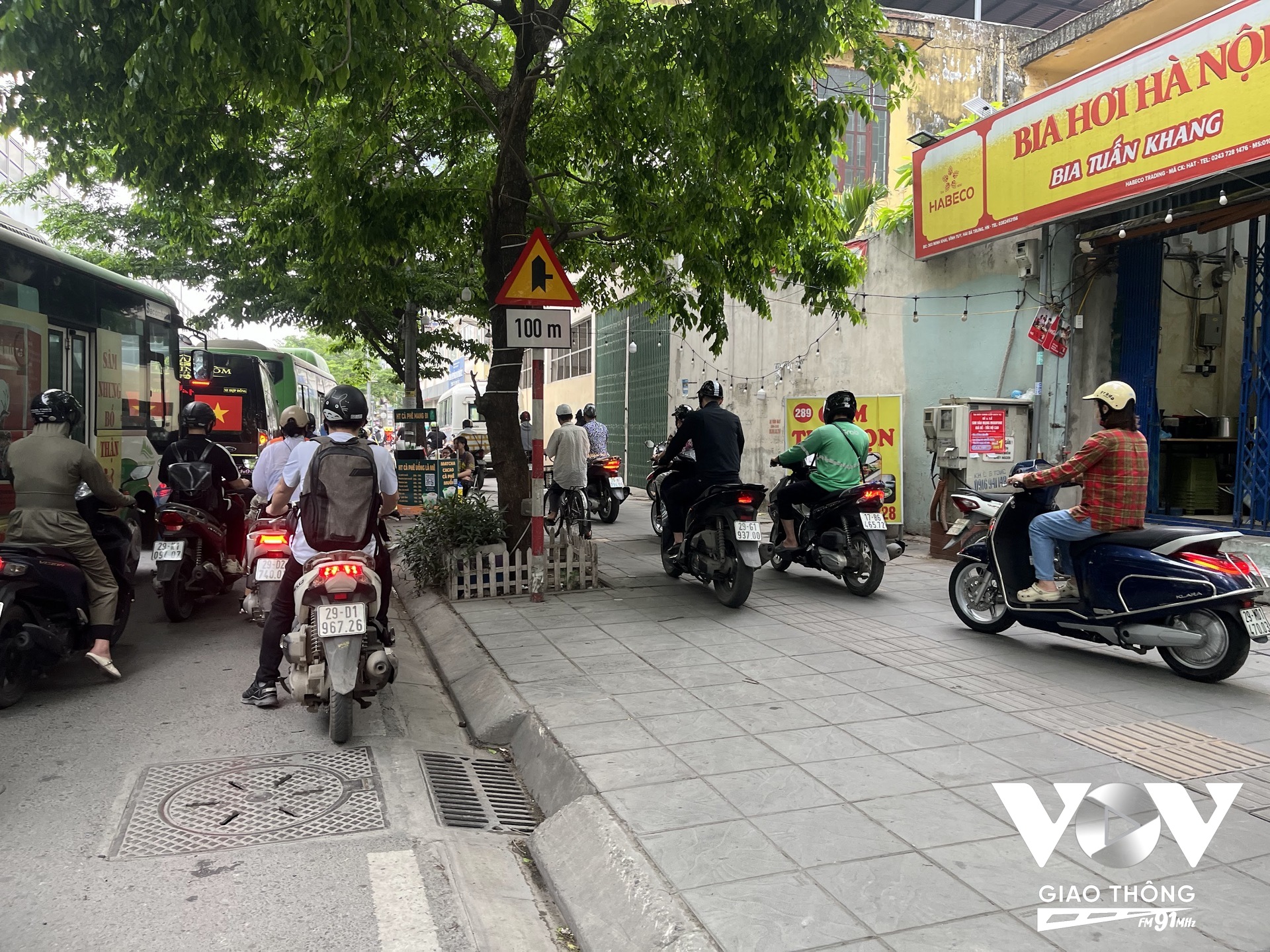 Việc điều khiển phương tiện giao thông đi trên vỉa hè, theo luật, sẽ bị xử phạt rất nặng