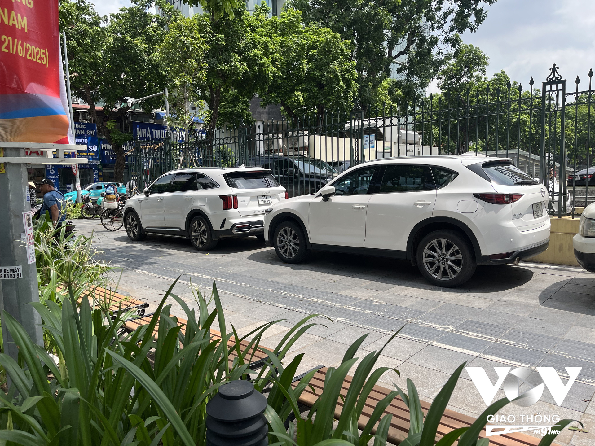 Tuy nhiên, dừng đỗ trên vỉa hè lại hiếm khi bị xử lý, đặc biệt đối với những đơn vị khai thác điểm trông xe trên vỉa hè làm hư hỏng công trình công cộng