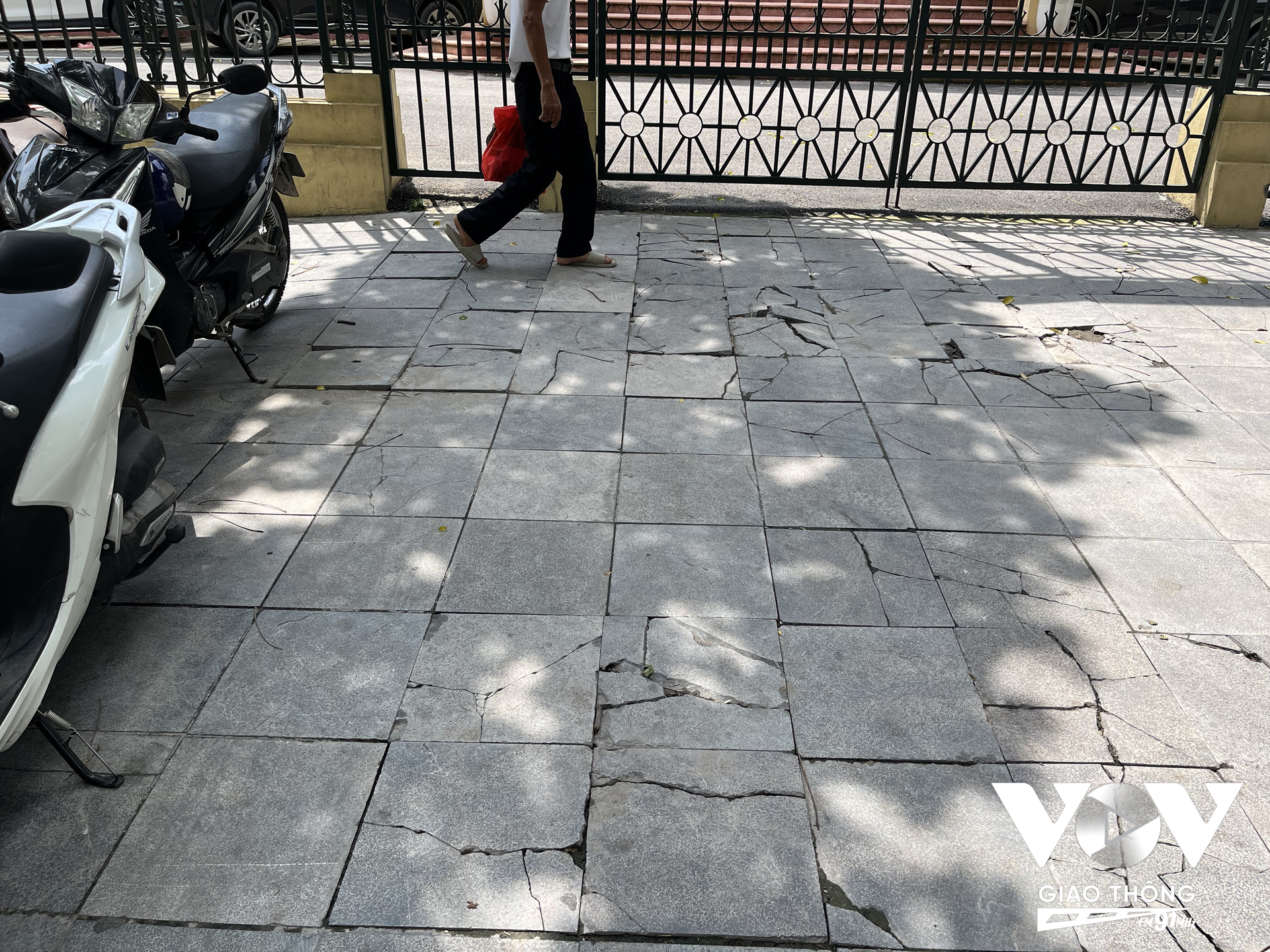 Tuy nhiên, chỉ một thời gian ngắn đưa vào sử dụng đã bị xuống cấp, vỡ nát nghiêm trọng, dù được 'tuyên bố' là làm bằng đá có độ bền vĩnh cửu. Nguyên nhân có nhiều, nhưng một trong số đó là việc cho phép sử dụng vỉa hè làm nơi trông giữ phương tiện...