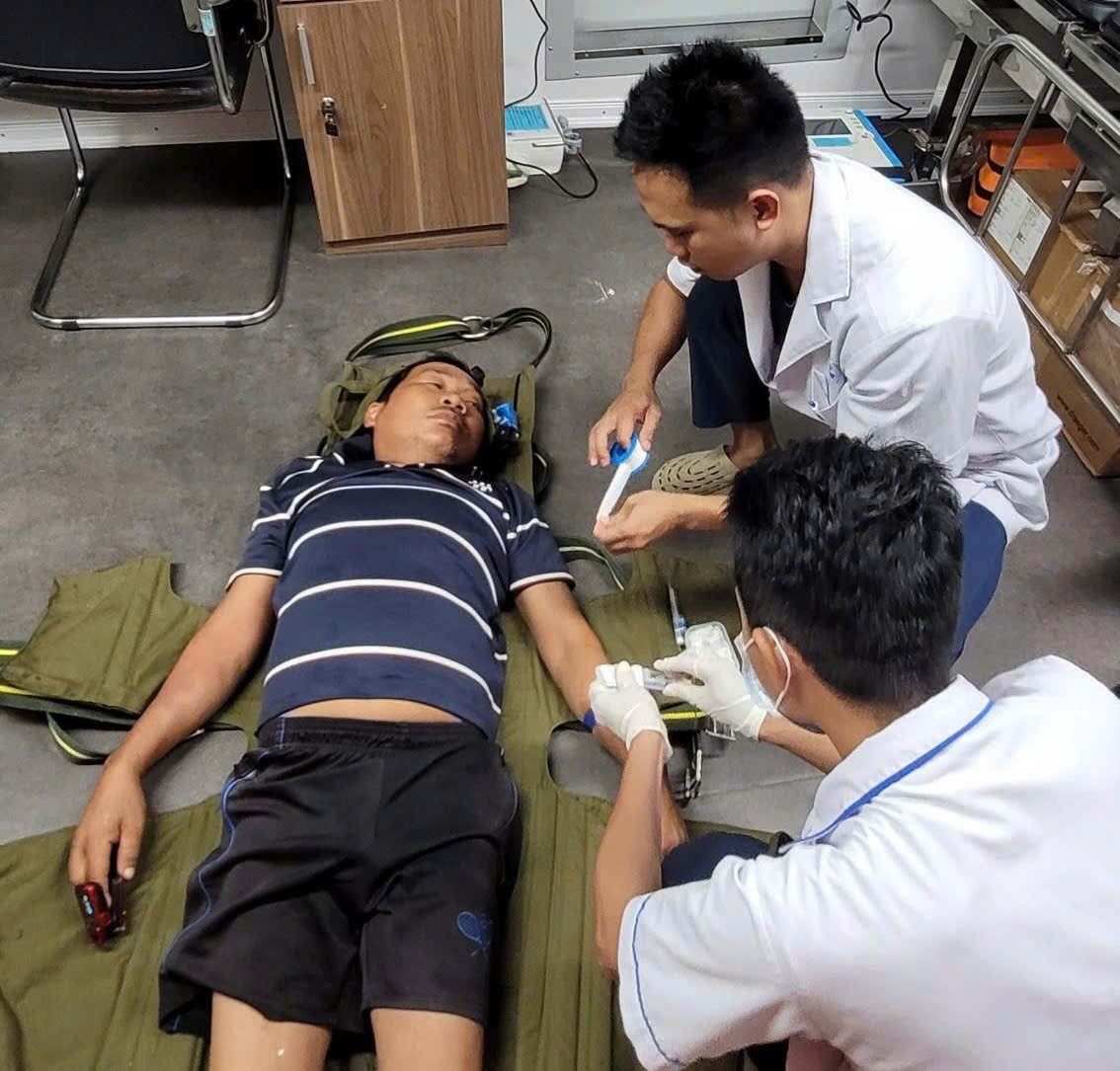 Bệnh nhân được đưa về đất liền an toàn, chuyển tới cơ sở y tế kịp thời.