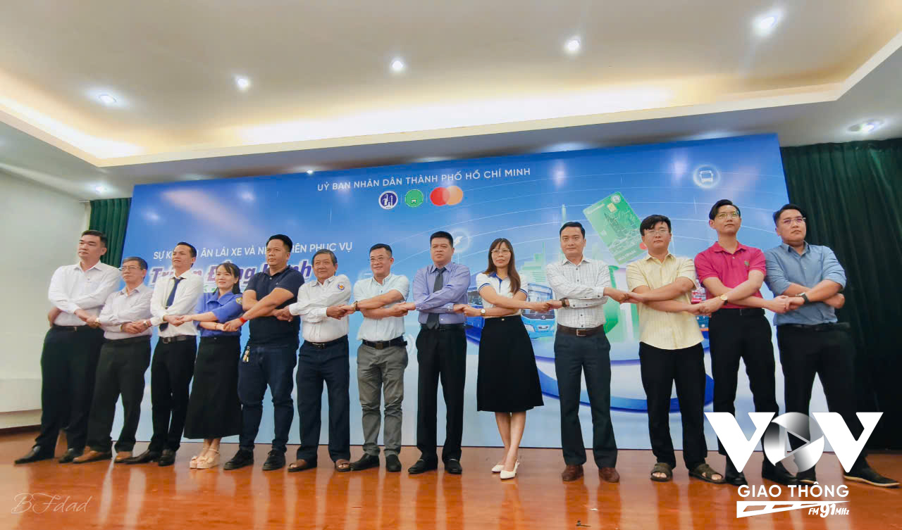 Đại diện Sở Xây dựng, Trung tâm quản lý giao thông công cộng cùng các doanh nghiệp vận tải hành khách bằng xe buýt cam kết nâng cao chất lượng phục vụ và thúc đẩy thanh toán không dùng tiền mặt trên xe buýt