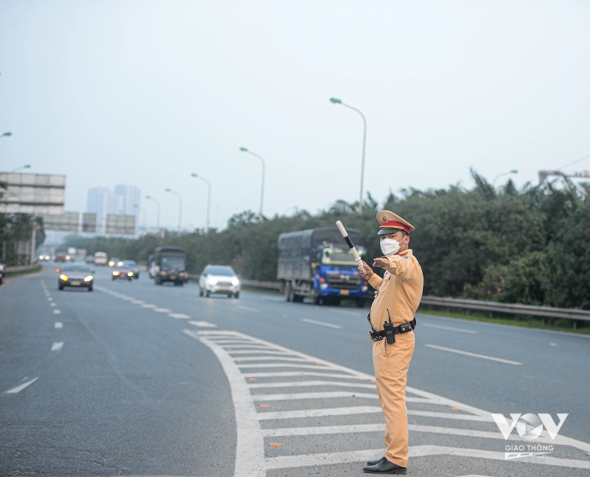 Đội CSGT đường bộ số 11 - Phòng Cảnh sát giao thông – Công an TP Hà Nội khuyến cáo, các phương tiện lưu thông trên Đại lộ Thăng Long phải tuyệt đối tuân thủ luật giao thông đường bộ, đi đúng tốc độ, làn đường và chấp hành nghiêm theo hiệu lệnh của lực lượng Cảnh sát giao thông.
