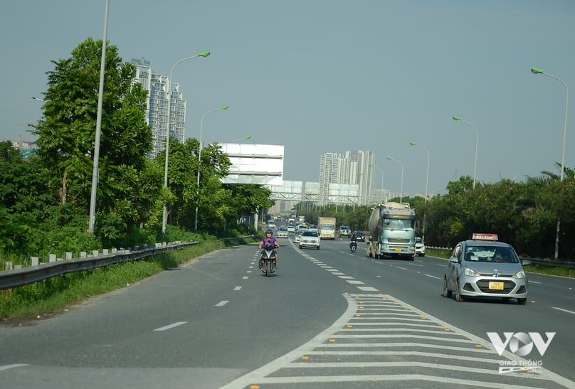 Xe mô tô, xe máy, xe ba gác, xe ba bánh tự chế chở hàng cồng kềnh, vô tư đi vào làn cao tốc là những gì đang xảy ra trên đại lộ Thăng Long. Việc này gây nguy hiểm cho các phương tiện được phép lưu thông trong làn đường cao tốc, tiềm ẩn nguy cơ gây tai nạn giao thông.