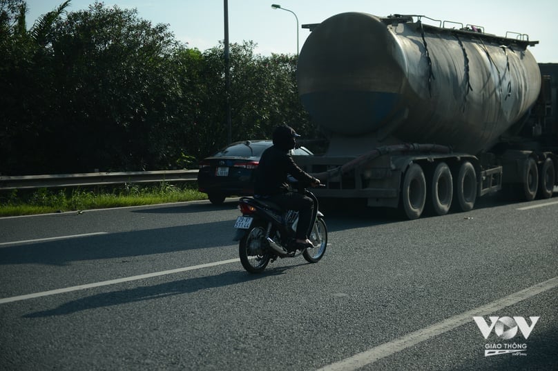 Đa phần các phương tiện này khi đi vào làn đường cao tốc dành riêng cho ô tô thường đi với tốc độ cao, gây nguy hiểm cho chính bản thân mình và các phương tiện khác