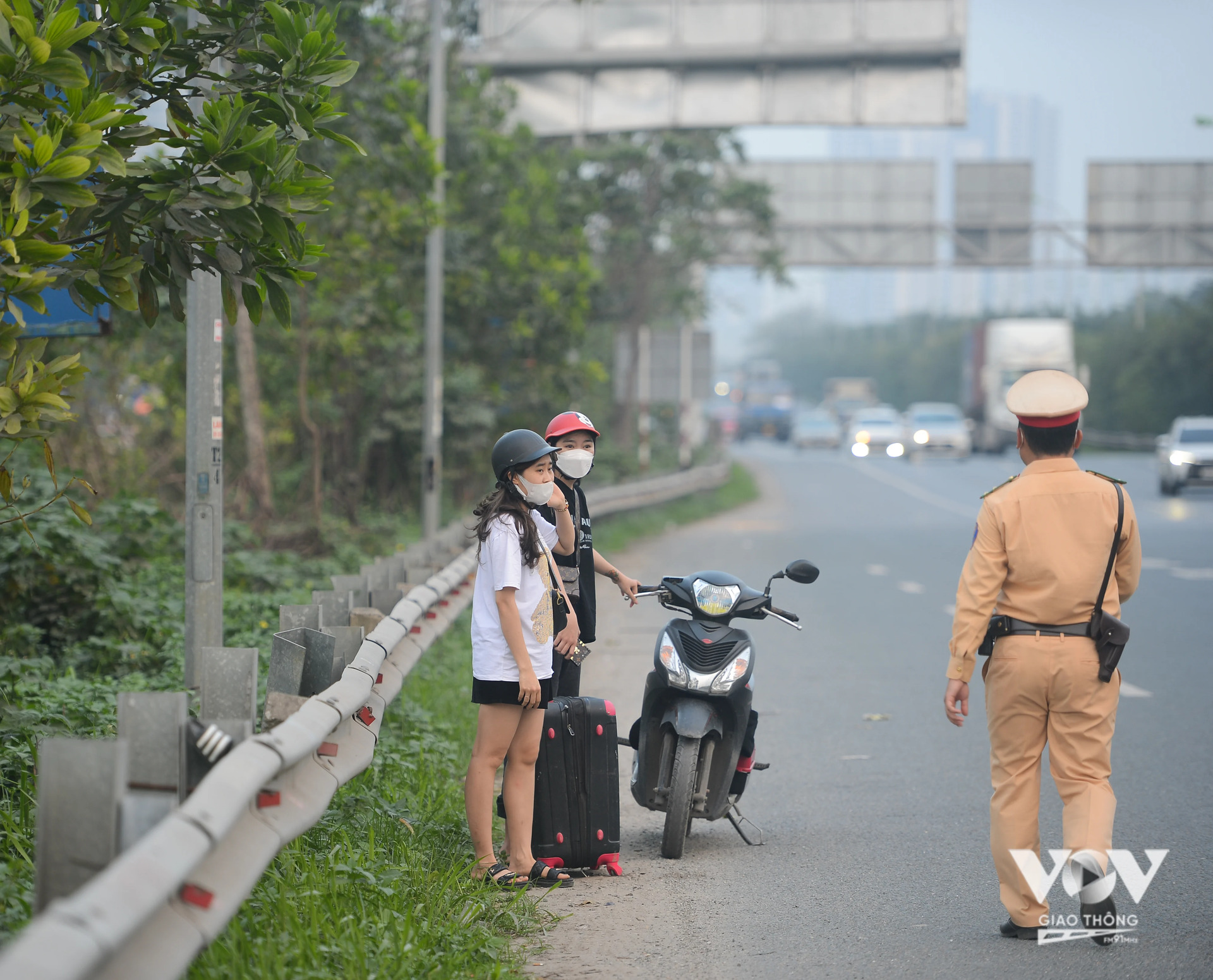 Có trường hợp còn lên trên cao tốc để chờ xe khách.
