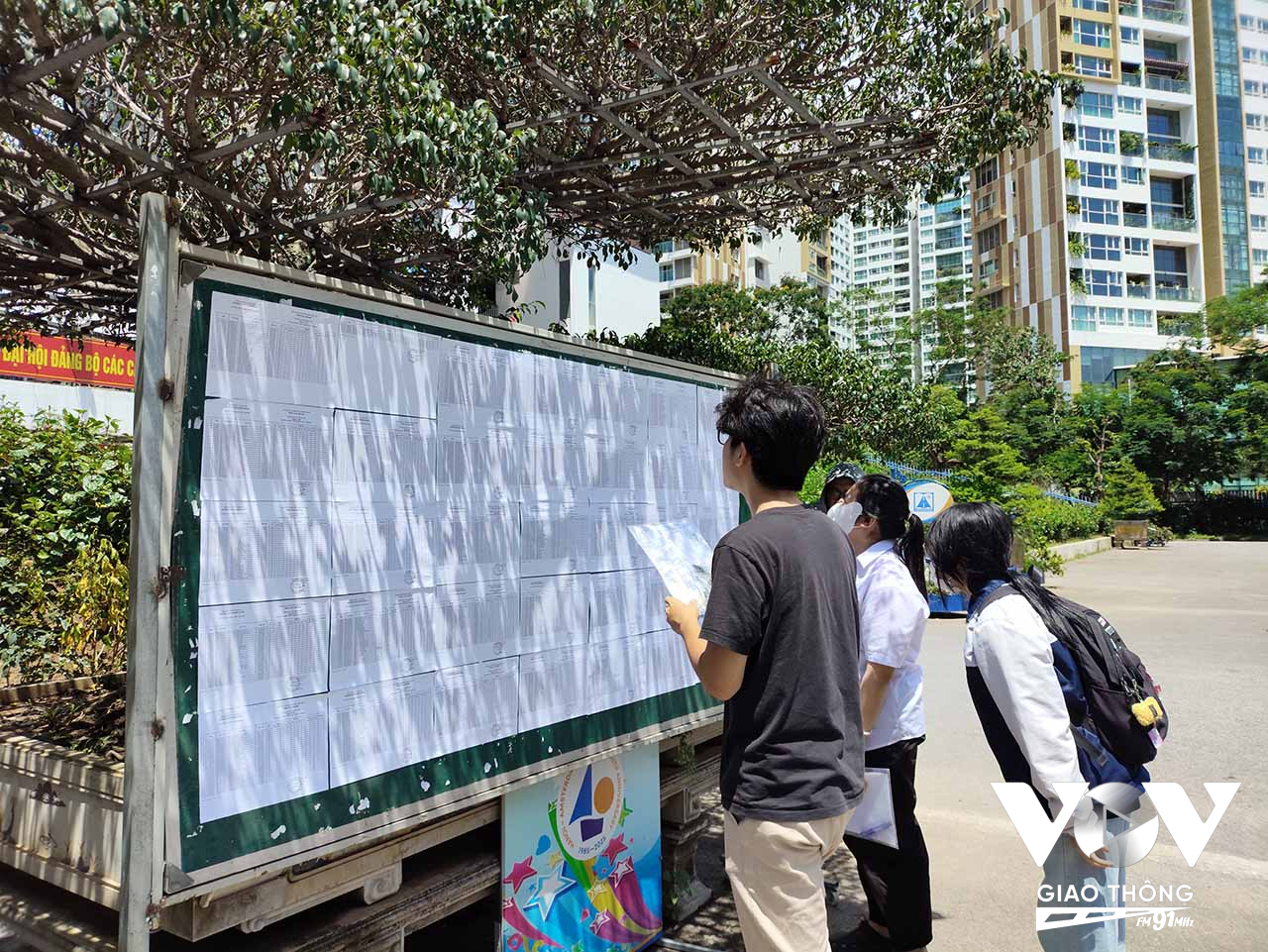 Là đơn vị có quy mô tổ chức lớn nhất cả nước, công tác chuẩn bị cho kỳ thi tại Hà Nội được triển khai sớm, bài bản, toàn diện. Theo Sở Giáo dục và Đào tạo Hà Nội, kỳ thi tốt nghiệp trung học phổ thông năm nay có nhiều điểm mới so với các năm trước. Đây là năm đầu tiên tổ chức thi tốt nghiệp cho học sinh theo Chương trình giáo dục phổ thông 2018 (chương trình mới).