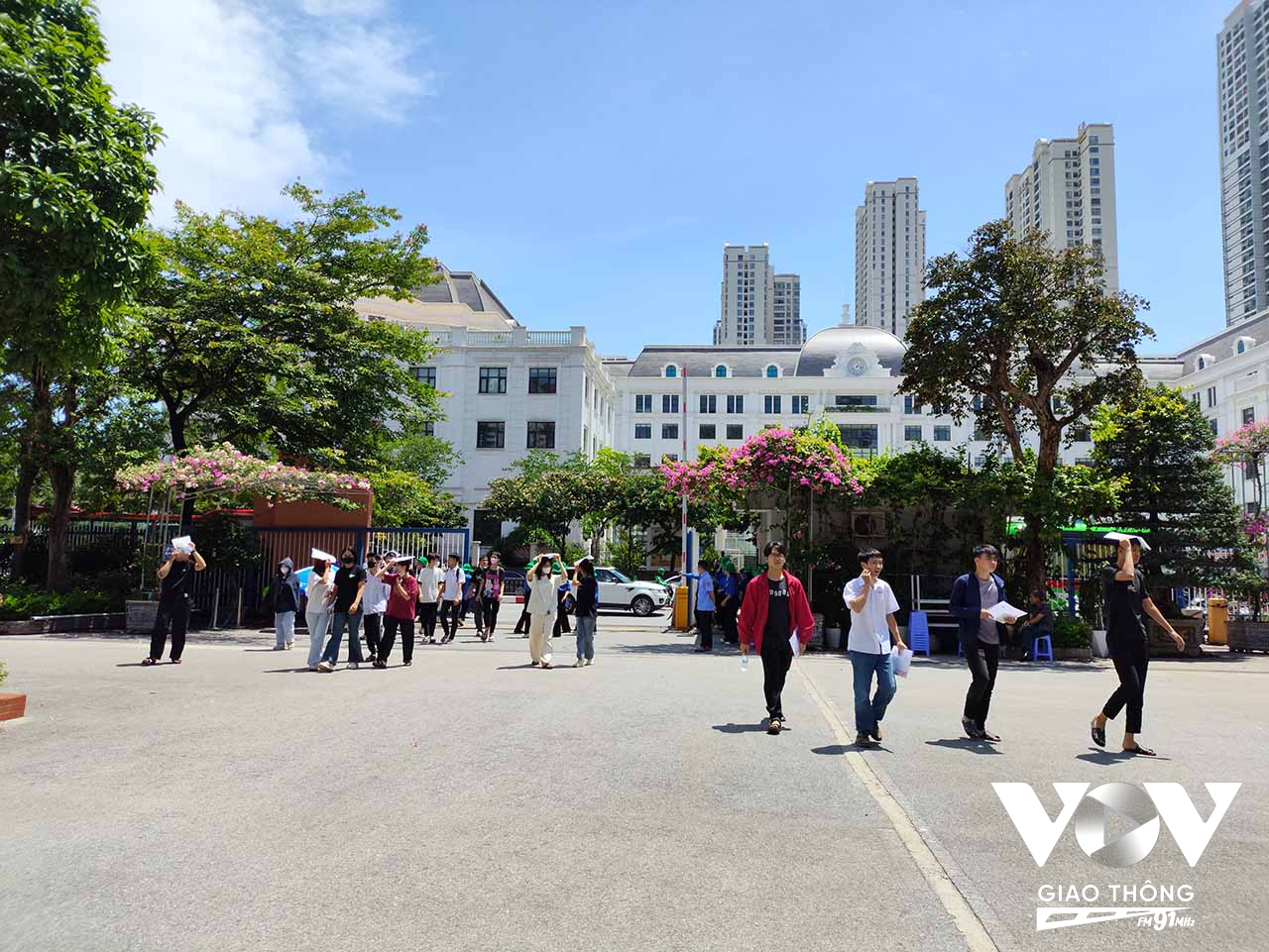 Chia sẻ tại buổi làm thủ tục dự thi em N.D.A, học sinh lớp 12 cho biết: “Năm nay là lứa đầu tiên thi chương trình mới nên em khá áp lực. Những lúc mệt mỏi, em thường chơi game một chút để thư giãn đầu óc, lấy lại cân bằng,”.