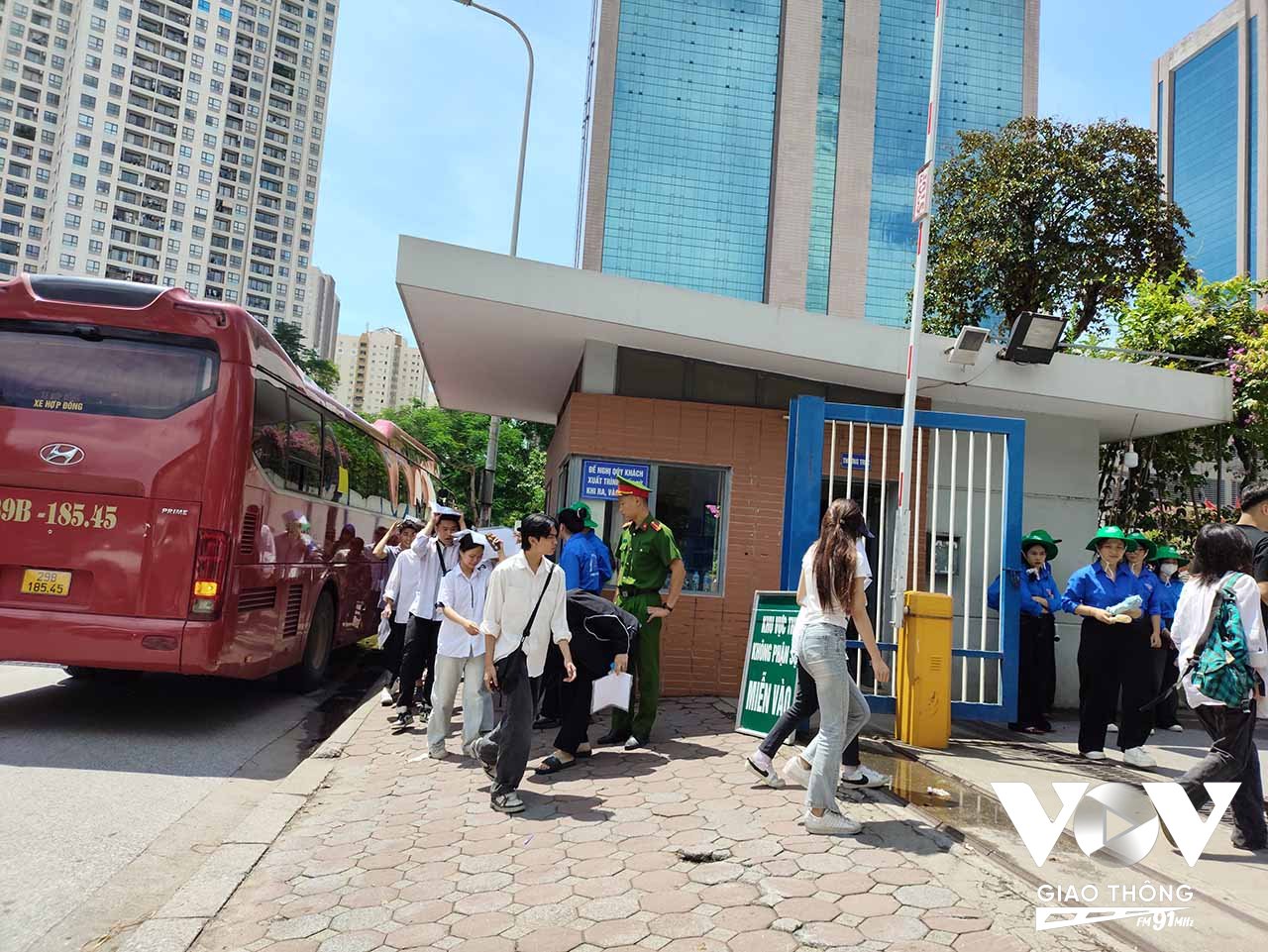 Đồng chí Nguyễn Trung Hiếu, Công an phường Trung Hòa cho biết: “Tại điểm thi THPT Hà Nội - Amsterdam, chúng tôi bố trí 3 vị trí chốt trực: trong khu vực hội đồng thi, ngoài cổng trường và tại ngã tư để phân luồng giao thông. Mục tiêu là bảo đảm thí sinh đi thi an toàn, đúng giờ, tránh ùn tắc cục bộ.”