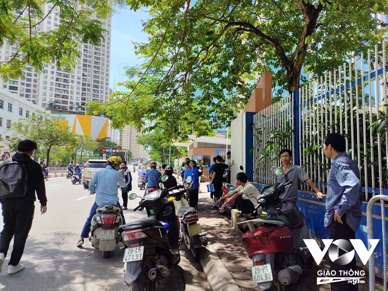 Trước cổng trường, nhiều phụ huynh lặng lẽ đứng chờ khi đưa con đến làm thủ tục thi. Anh Nguyễn Anh Tuấn, thuộc lực lượng bảo vệ an ninh cơ sở, phường Trung Hòa – chia sẻ: “Nhiệm vụ của chúng tôi là hỗ trợ bảo đảm khu vực trước cổng trường luôn thông thoáng, không xảy ra ùn tắc. Đồng thời, sẵn sàng xử lý các tình huống bất ngờ có thể phát sinh để thí sinh đi lại thuận lợi, yên tâm dự thi.”