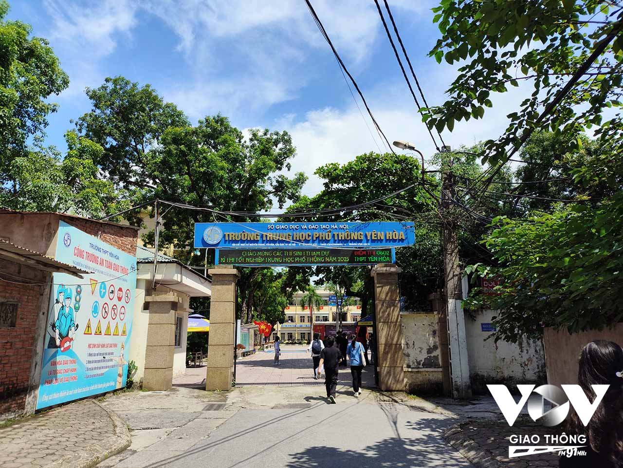 Quang cảnh điểm thi Trường THPT Yên Hòa, quận Cầu Giấy, thí sinh đến làm thủ tục