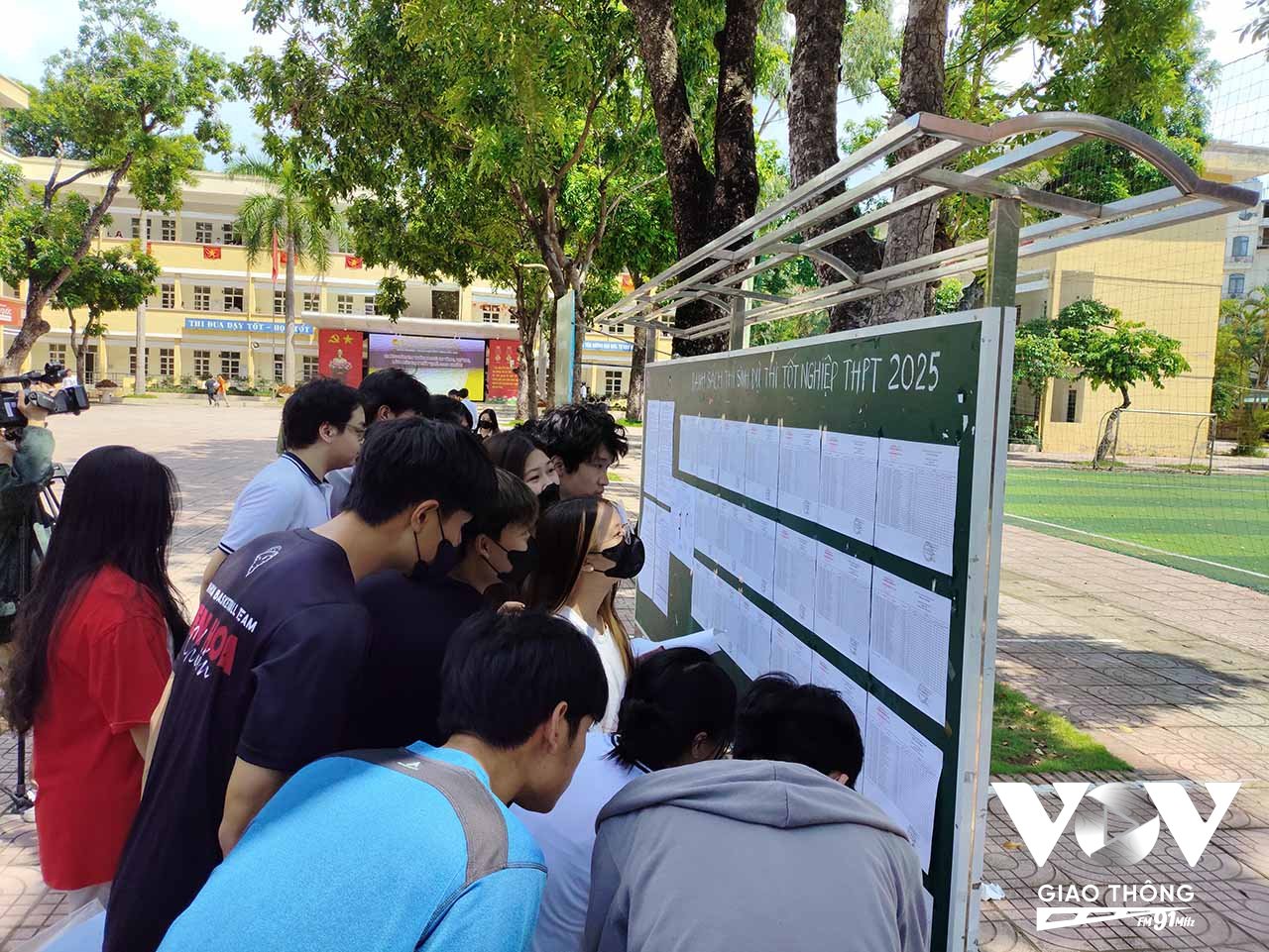 Ngày 25/6, các Ban coi thi trên toàn thành phố đã bắt đầu làm việc. Hơn 16.000 cán bộ, giáo viên, nhân viên được huy động phục vụ kỳ thi. Tất cả cán bộ coi thi đều được tập huấn kỹ về nghiệp vụ, quy chế thi, đặc biệt là những điểm mới nhằm bảo đảm kỳ thi diễn ra nghiêm túc, công bằng và đúng quy định.
