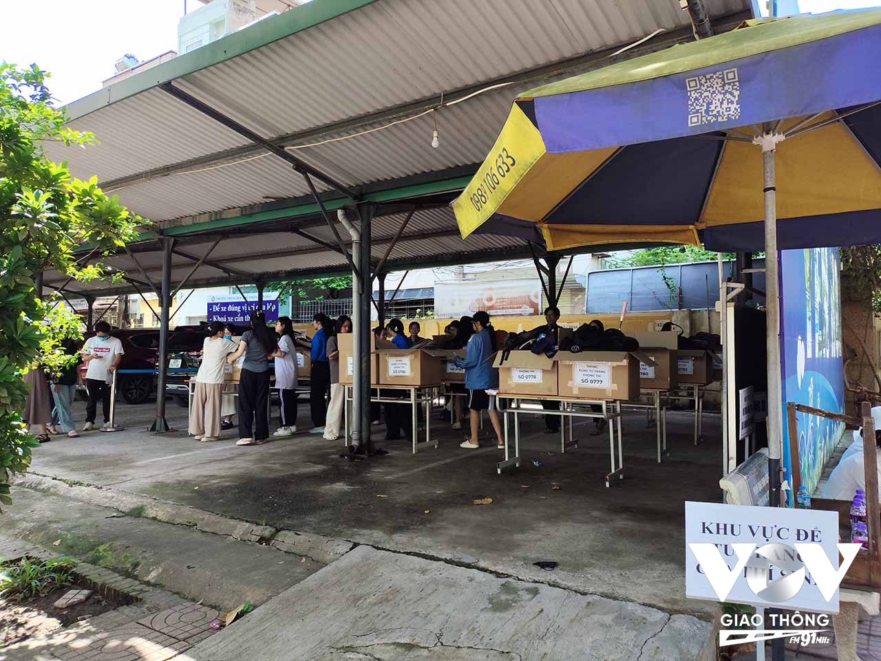 Khu vực để tư trang cá nhân của thí sinh được bố trí gọn gàng tại điểm thi Trường THPT Yên Hòa
