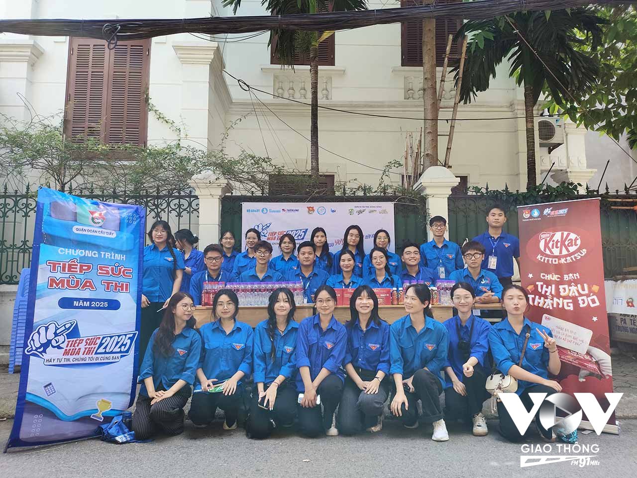 Các bạn sinh viên tình nguyện tại cổng điểm thi Trường THPT Yên Hòa, quận Cầu Giấy