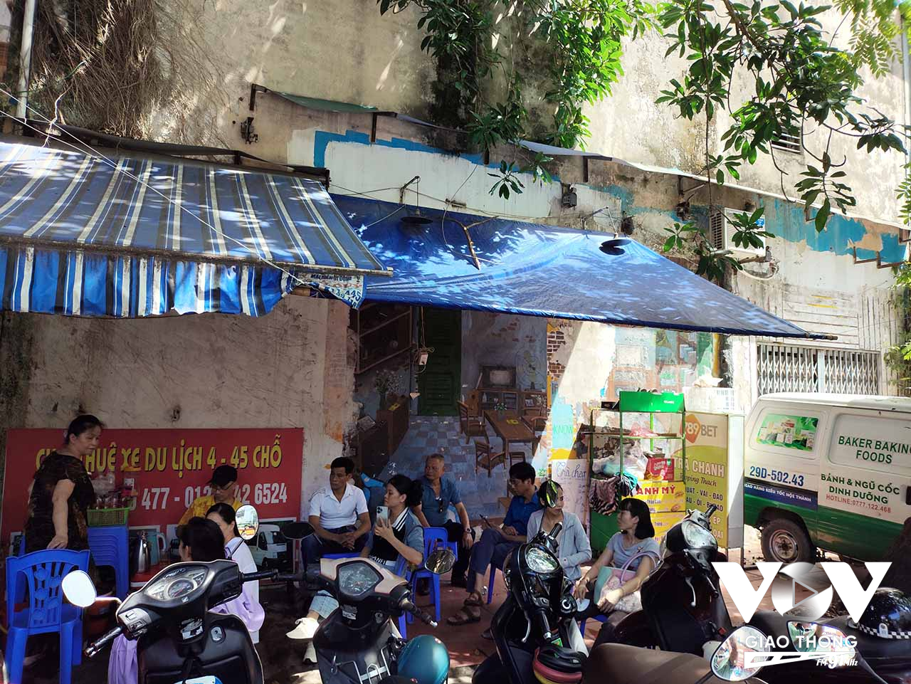 Quán nước vỉa hè gần điểm thi Trường THPT Yên Hòa chật kín phụ huynh ngồi đợi con