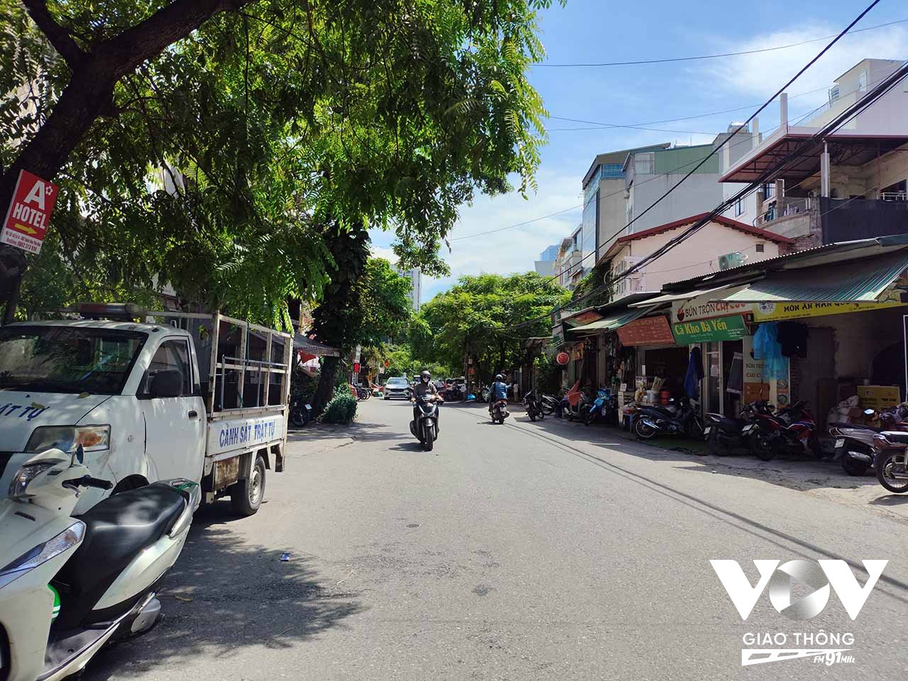 Để phục vụ kỳ thi tốt nghiệp THPT năm 2025, lực lượng chức năng trên địa bàn quận Cầu Giấy đã bố trí các tổ công tác cùng xe chuyên dụng tại những điểm thi lớn như Trường THPT Yên Hòa. Các phương án phân luồng, điều tiết giao thông được triển khai linh hoạt nhằm tránh ùn tắc, tạo điều kiện thuận lợi nhất cho thí sinh đến điểm thi đúng giờ, an toàn.