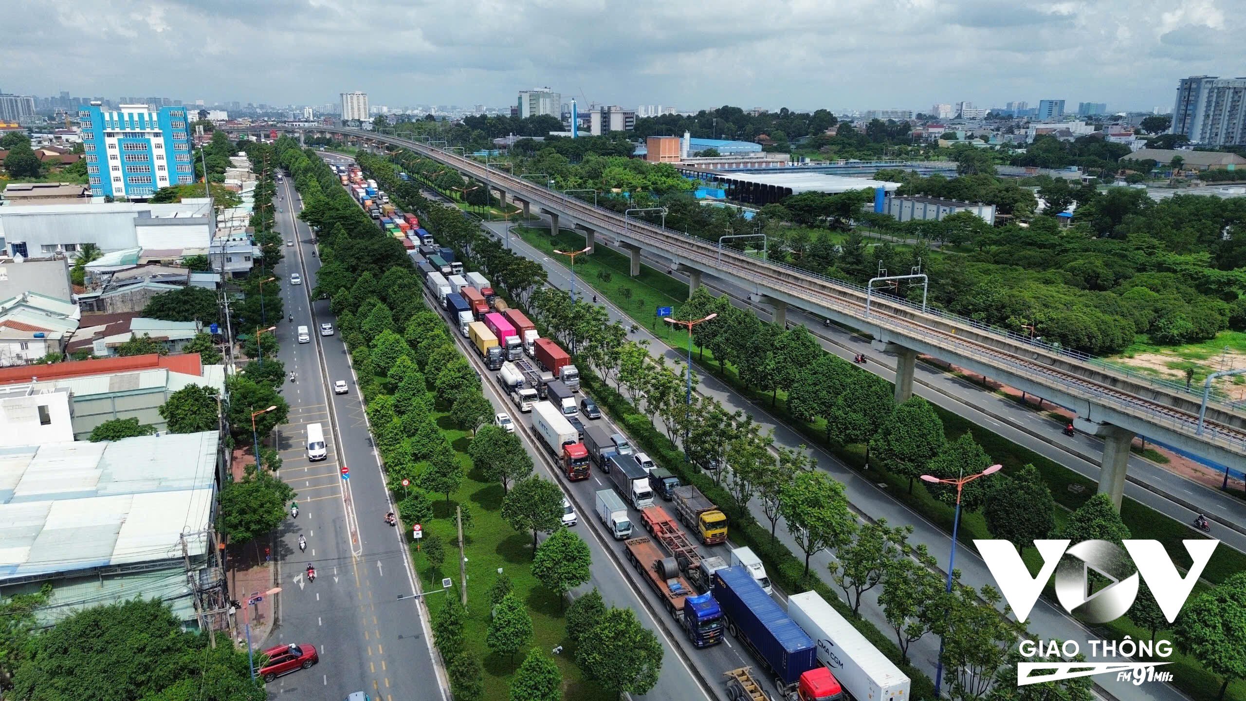 Hàng ngàn xe container, xe tải, ô tô… nối đuôi nhau gần 5km, nhích từng mét đường. 
