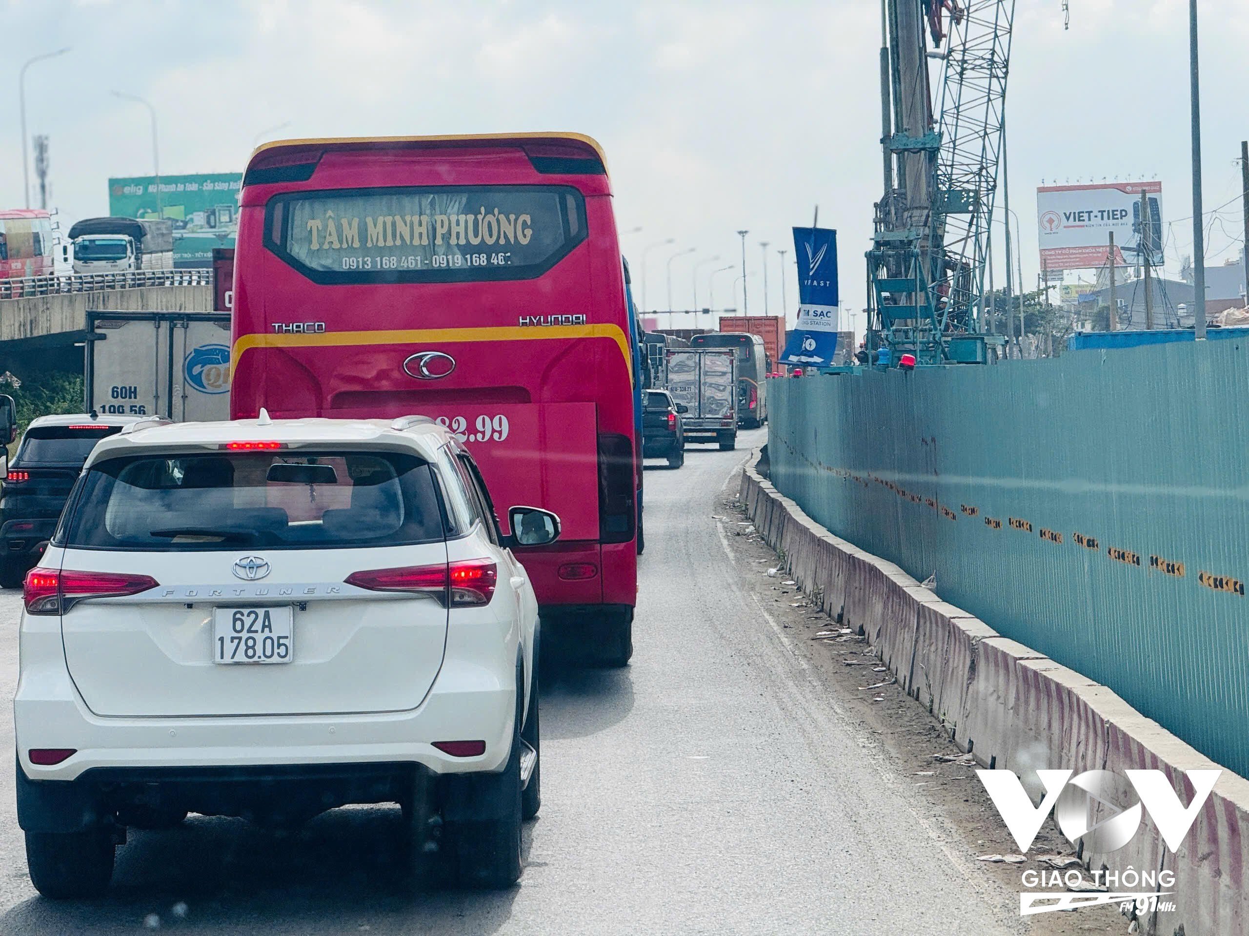 Một phần nữa do gần nút giao thông Tân Vạn được rào chắn 1 làn đường để phục vụ cho việc thi công dự án đường Vành đai 3 TP.HCM.