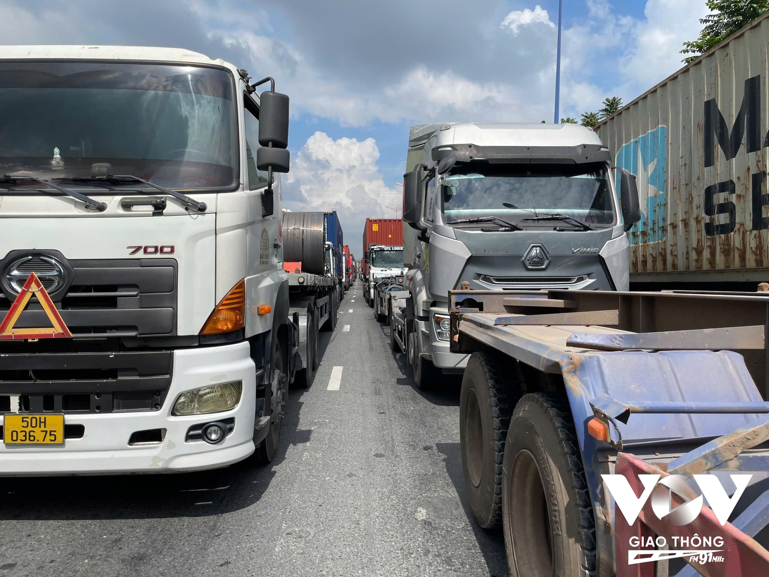 “Tôi di chuyển từ TP.HCM về Đồng Nai đã hơn 1 tiếng rồi nhưng vẫn chưa thể thoát ra được đoạn kẹt xe này…” anh Chinh chia sẻ.
