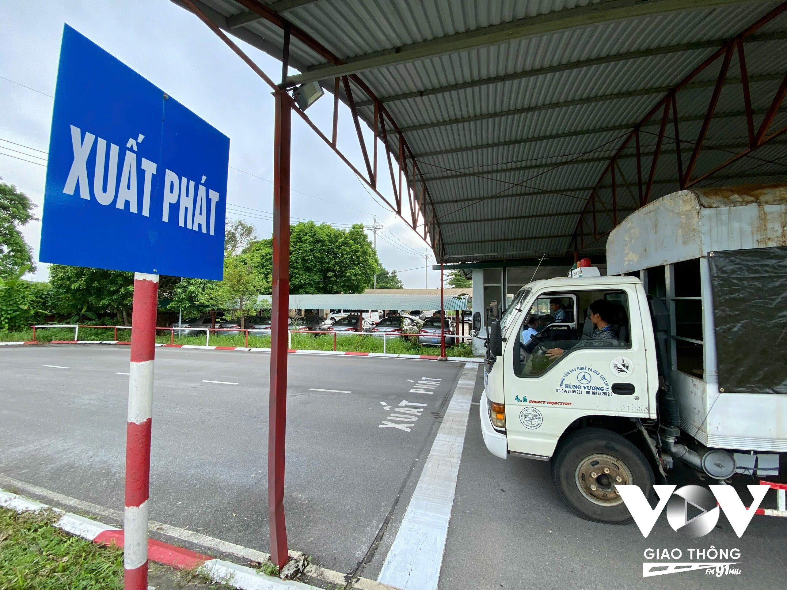 Nhiều học viên tới Trung tâm Giáo dục nghề nghiệp và đào tạo sát hạch lái xe Hùng Vương để dự kỳ thi sát hạch lái xe.