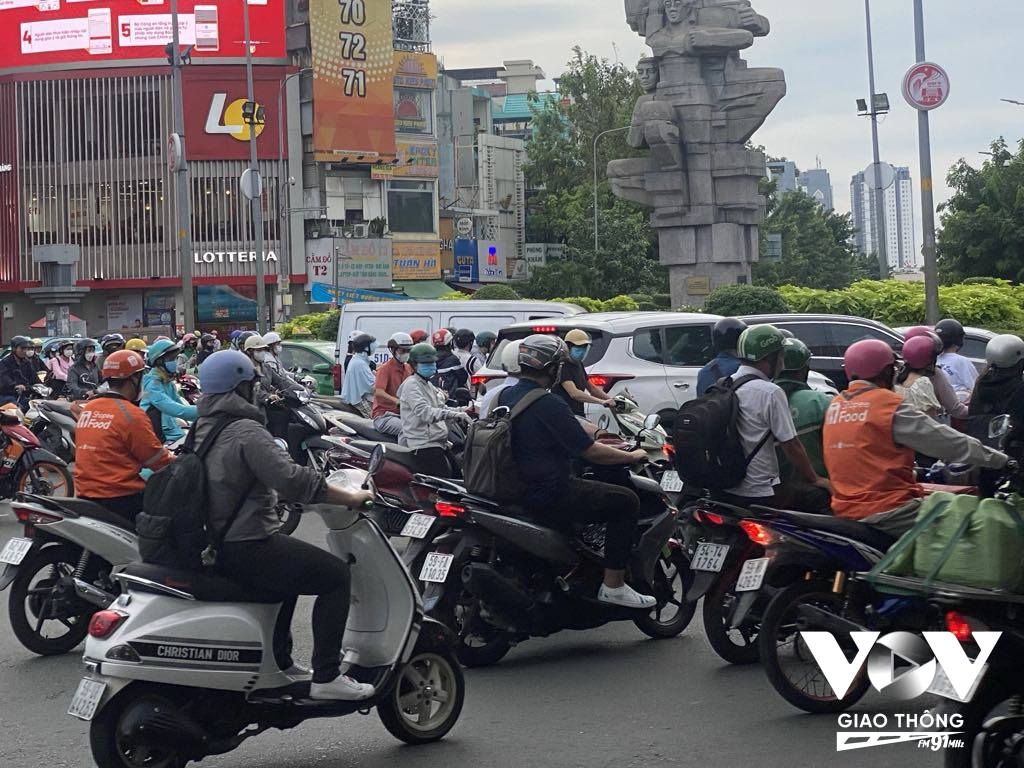Giao thông đông đúc tại ngã 7 Điện Biên Phủ vào giờ cao điểm.