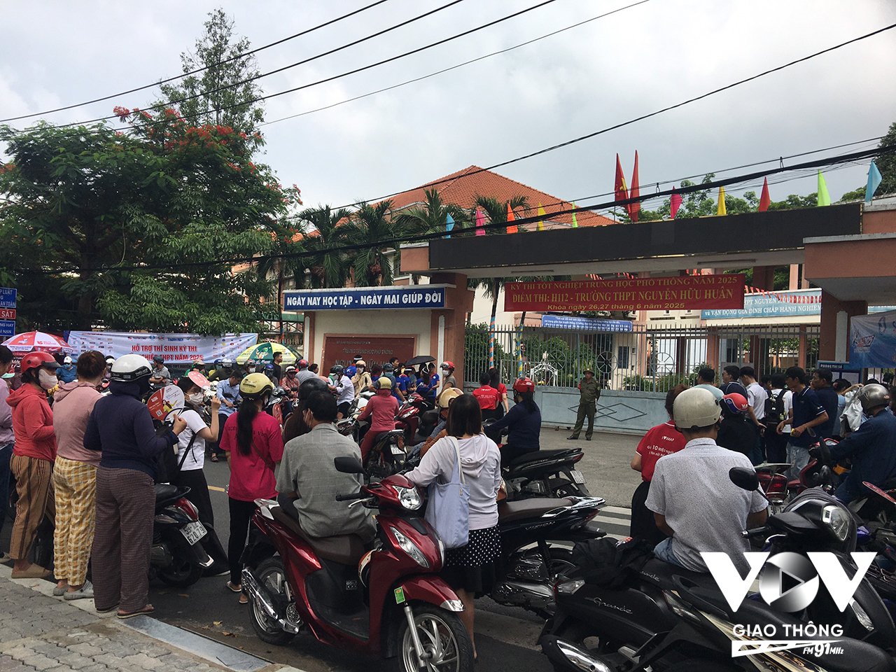 Theo thống kê của Sở Giáo dục và Đào tạo TP.HCM, toàn thành phố có hơn 99.500 thí sinh đăng ký dự thi