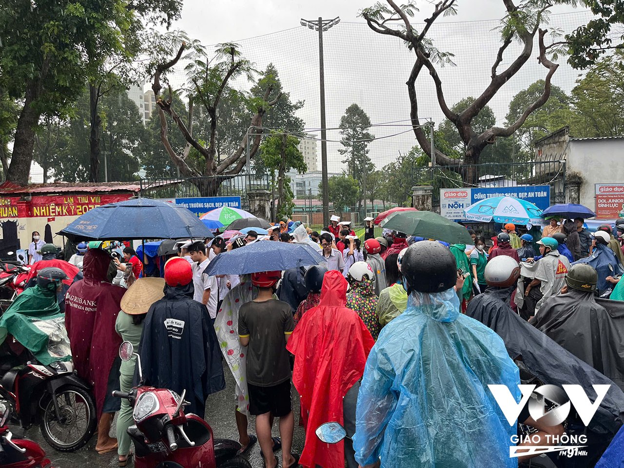 Phụ huynh và thí sinh dầm mưa trở về sau khi kết thúc môn Toán