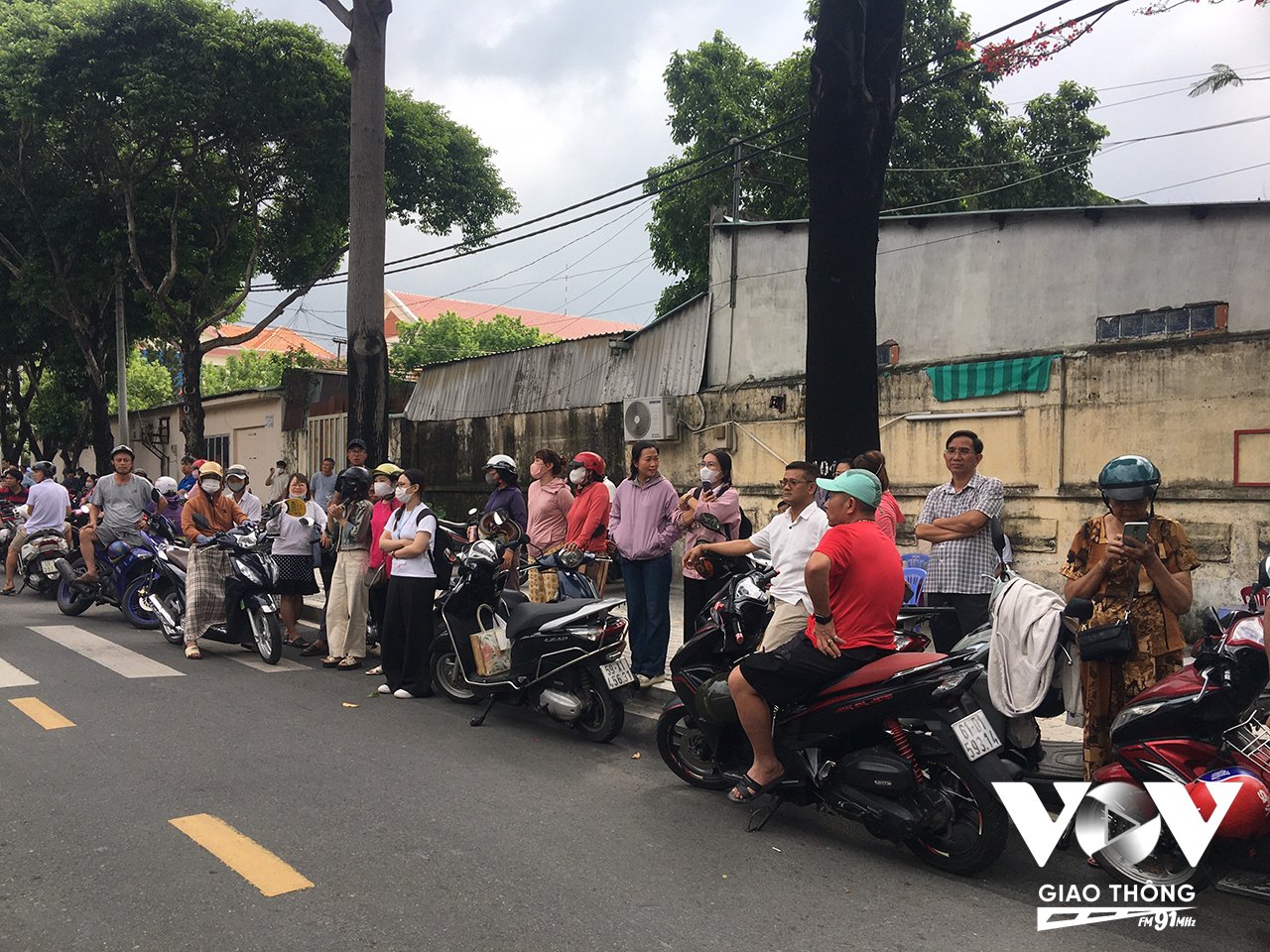 Phụ huynh chờ con trước cổng trường
