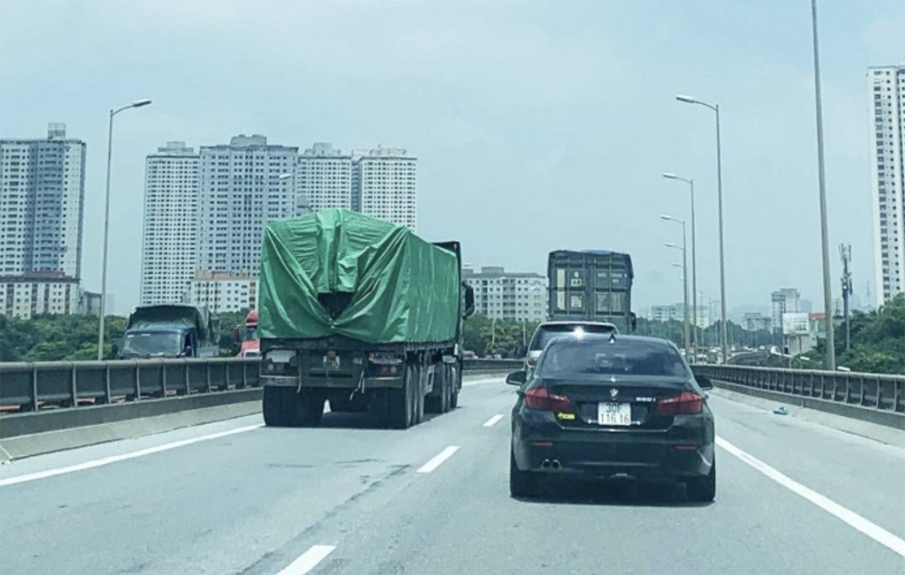 Tình trạng các xe tải trọng lớn, đi chậm lưu thông trên làn bên trái dành cho xe đi nhanh trên cao tốc diễn ra phổ biến - Ảnh minh họa Antoangiaothong.gov.vn