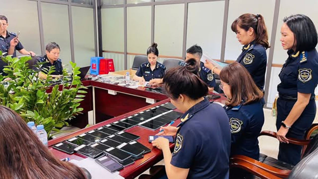 Tang vật bị thu giữ gồm nhiều điện thoại di động, máy tính bảng và linh kiện điện tử.