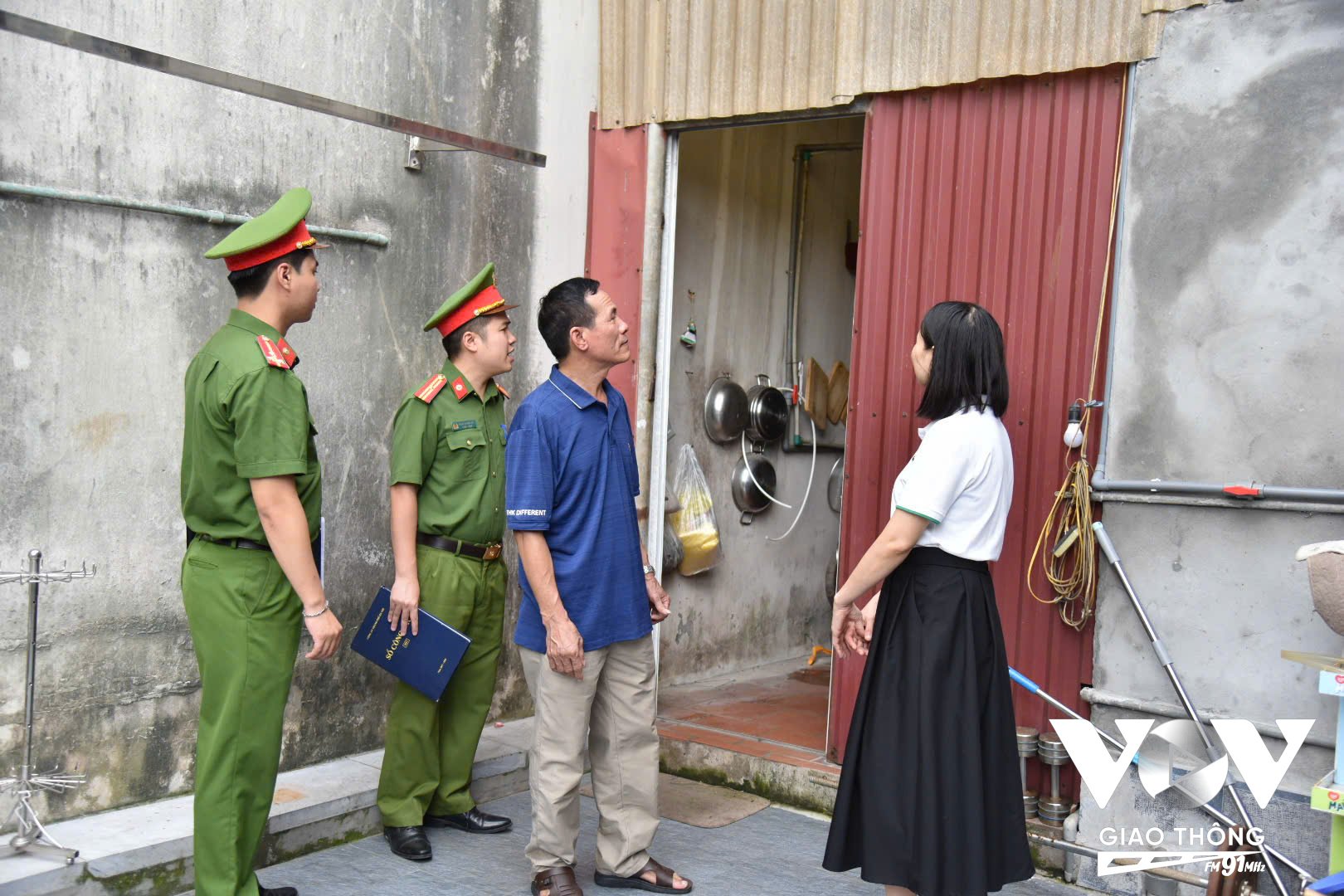 Lực lượng chức năng vận động người dân tự trang bị bình chữa cháy trong mỗi gia đình và mở lối thoát nạn thứ hai