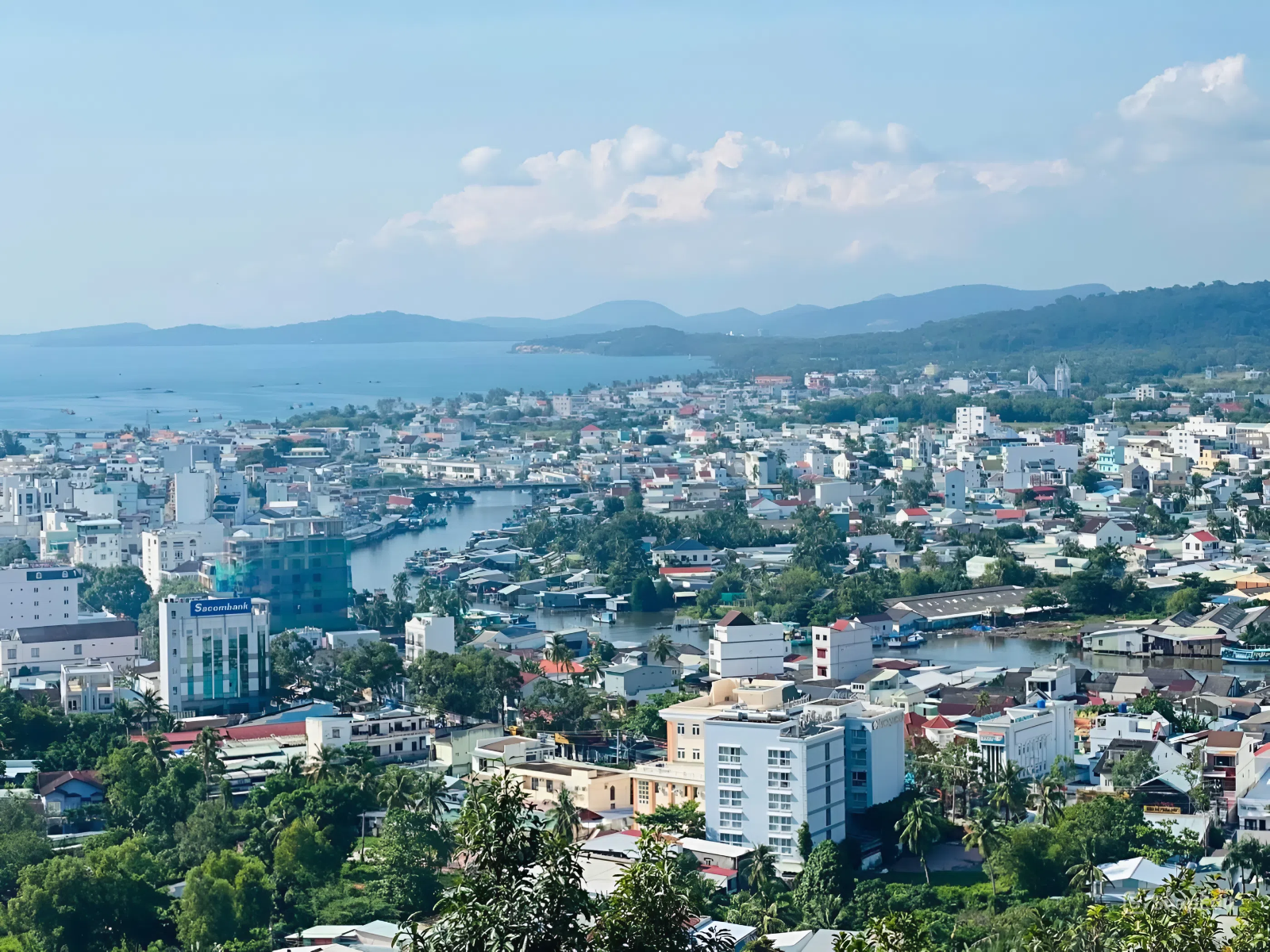 Phú Quốc tiên phong đi đầu trong việc xây dựng và thực hiện chương trình chuyển đổi số trước năm 2027 và chuyển đổi xanh trước năm 2030; hướng tới Đảo Phú Quốc không có xe sử dụng nhiên liệu xăng, dầu