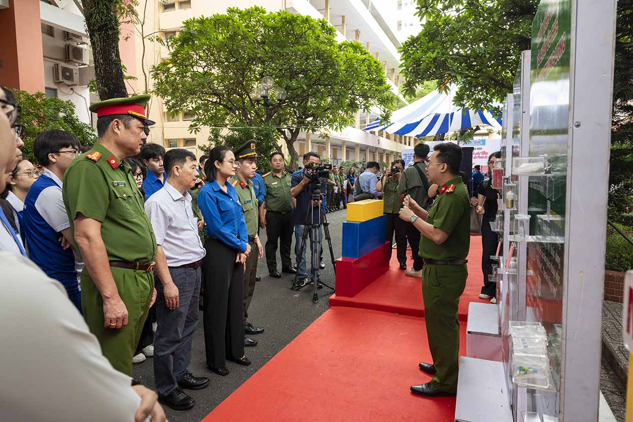 Cán bộ, chiến sĩ hướng dẫn cách nhận diện các loại ma túy, thuốc lá điện tử