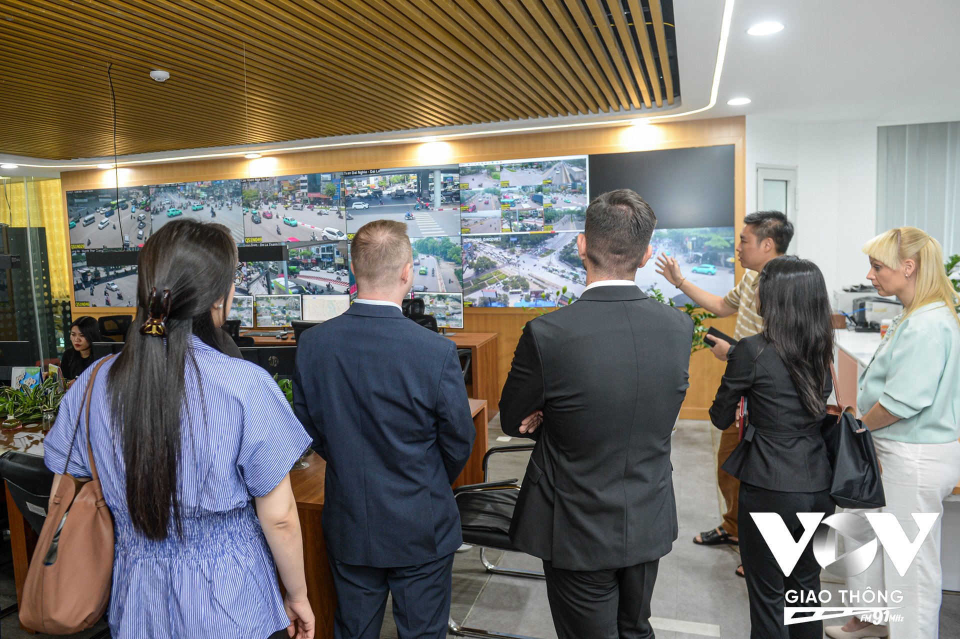 Ông Phạm Tuấn Linh - Trưởng phòng Thư ký Biên tập - Ban VOV Giao thông Quốc gia chia sẻ cách xử lý thông tin, dữ liệu, sản xuất nội dung của VOV Giao thông tới đoàn công tác.
