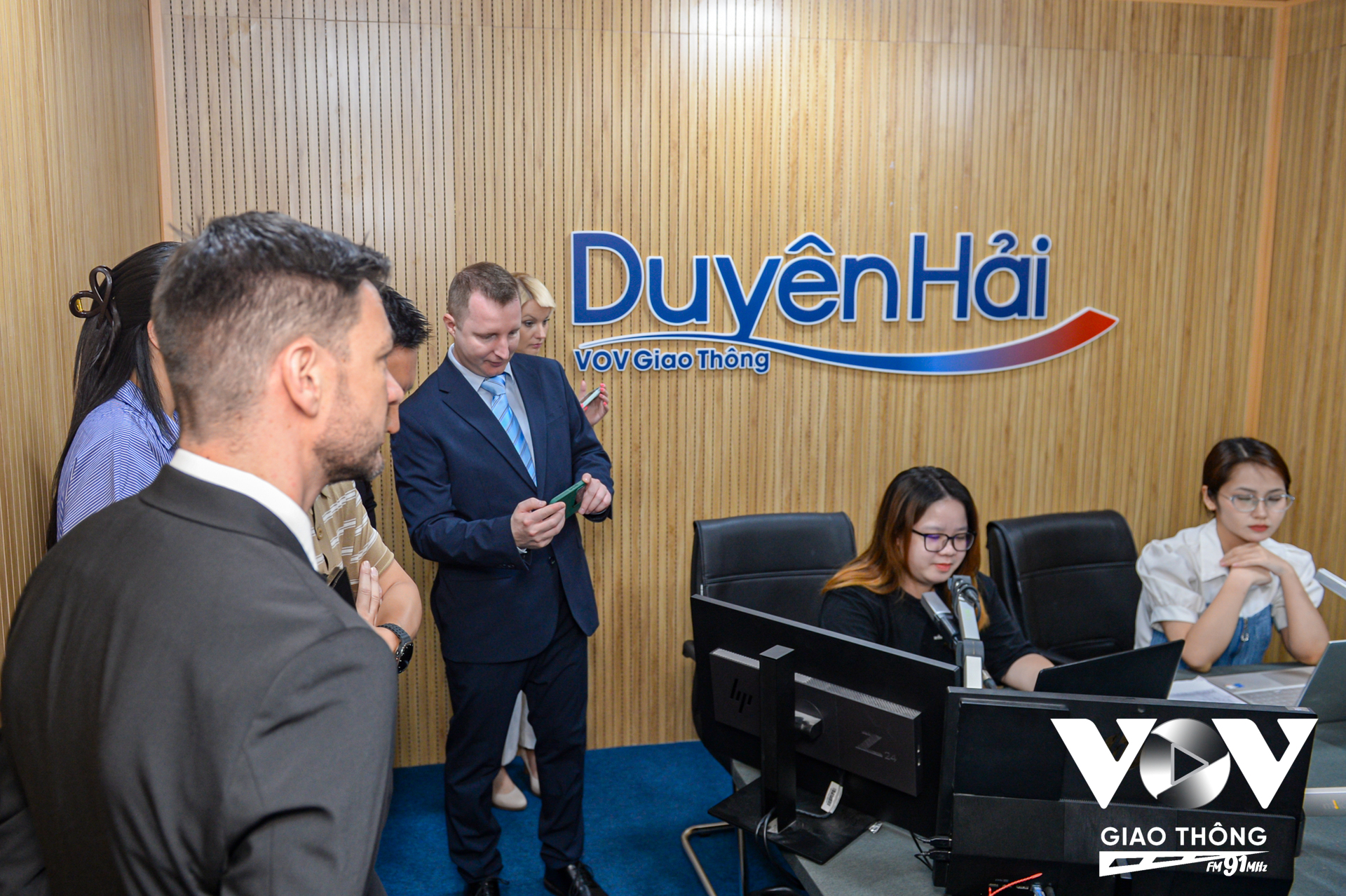 Đoàn công tác của Cơ quan Quản lý Truyền thông Hungary (MTVA) thăm phòng thu VOV Giao thông Duyên hải - Ban VOV Giao thông Quốc gia.