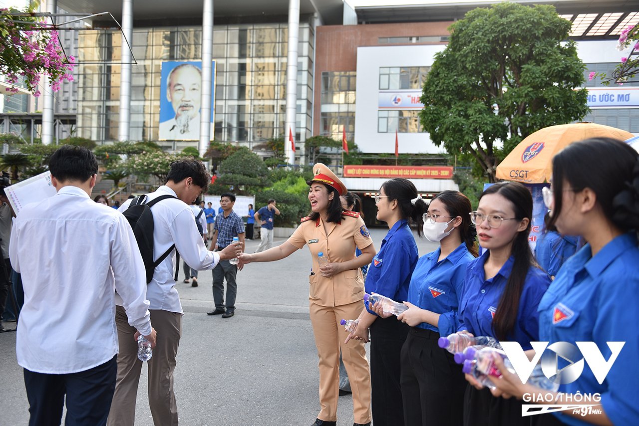 Đoàn Thanh niên Phòng CSGT Hà Nội hỗ trợ, động viên thí sinh tại các điểm thi